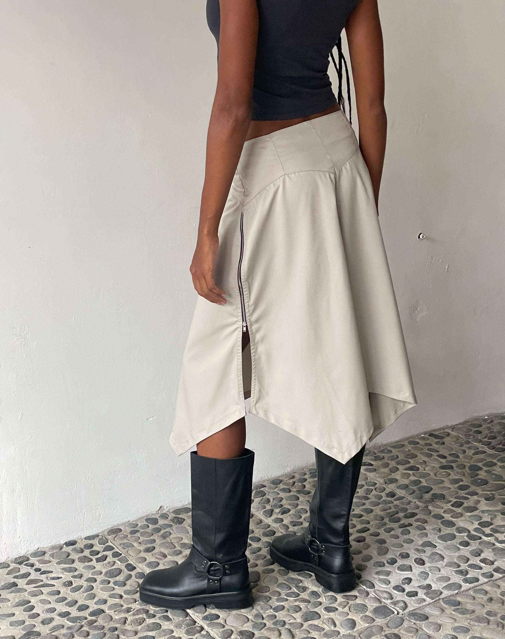 Imagen de MOTEL X JACQUIE Karsyn Falda Midi Asimétrica en Avena