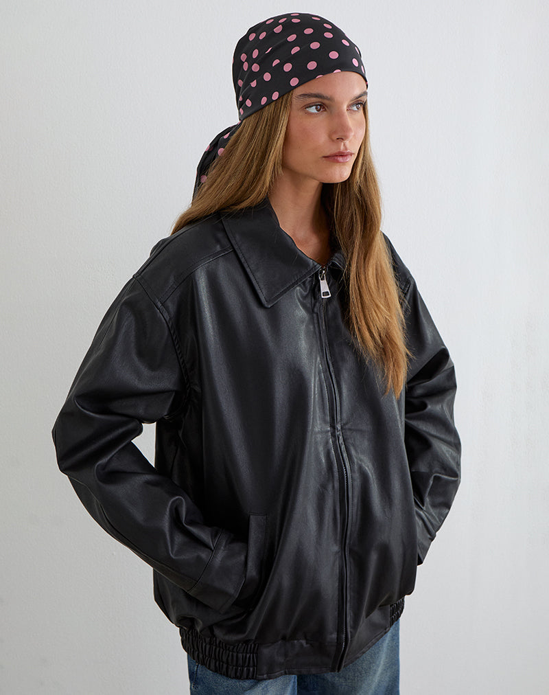 Imagen del pañuelo Kavra en satén negro salpicado de lunares rosas.