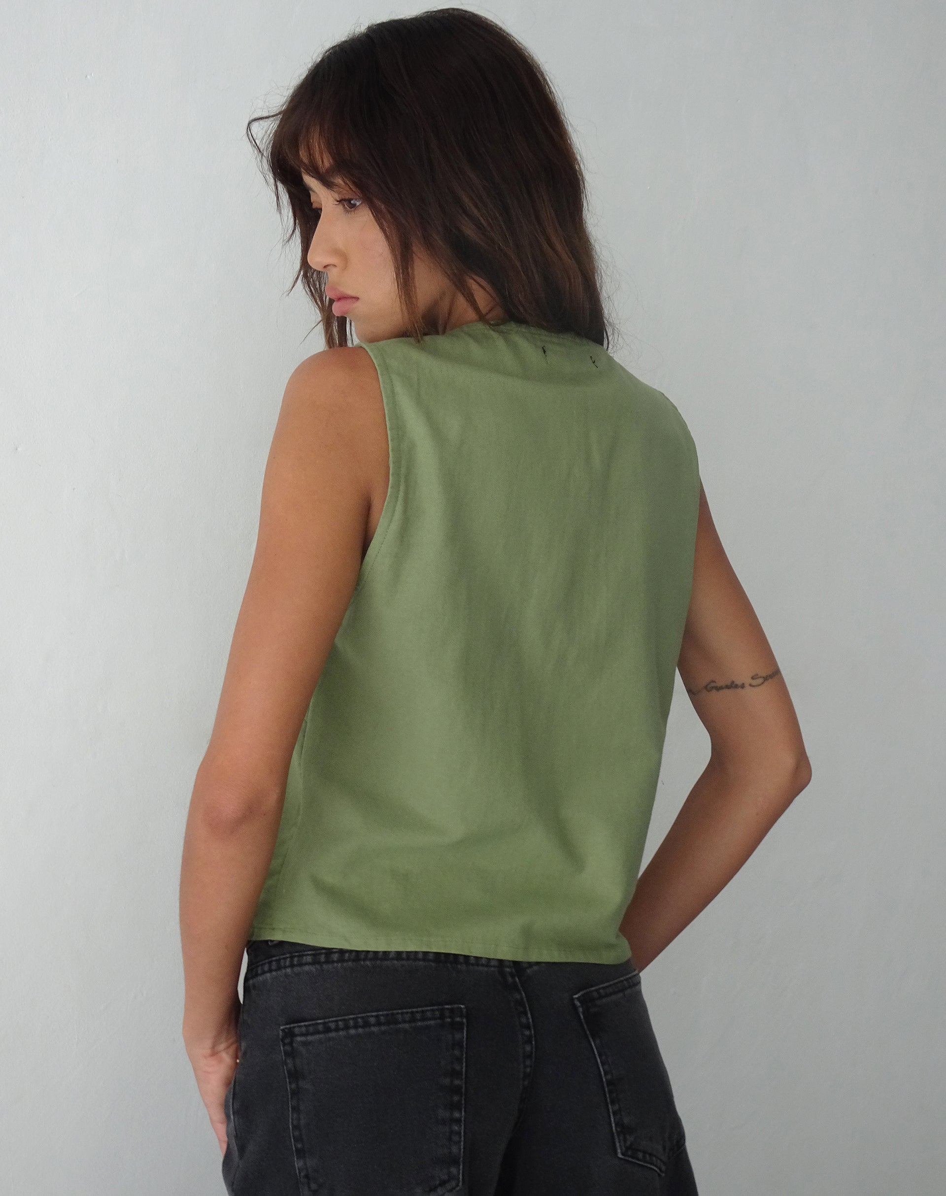 imagen de Kayve Tie Front Top en Dark Sage