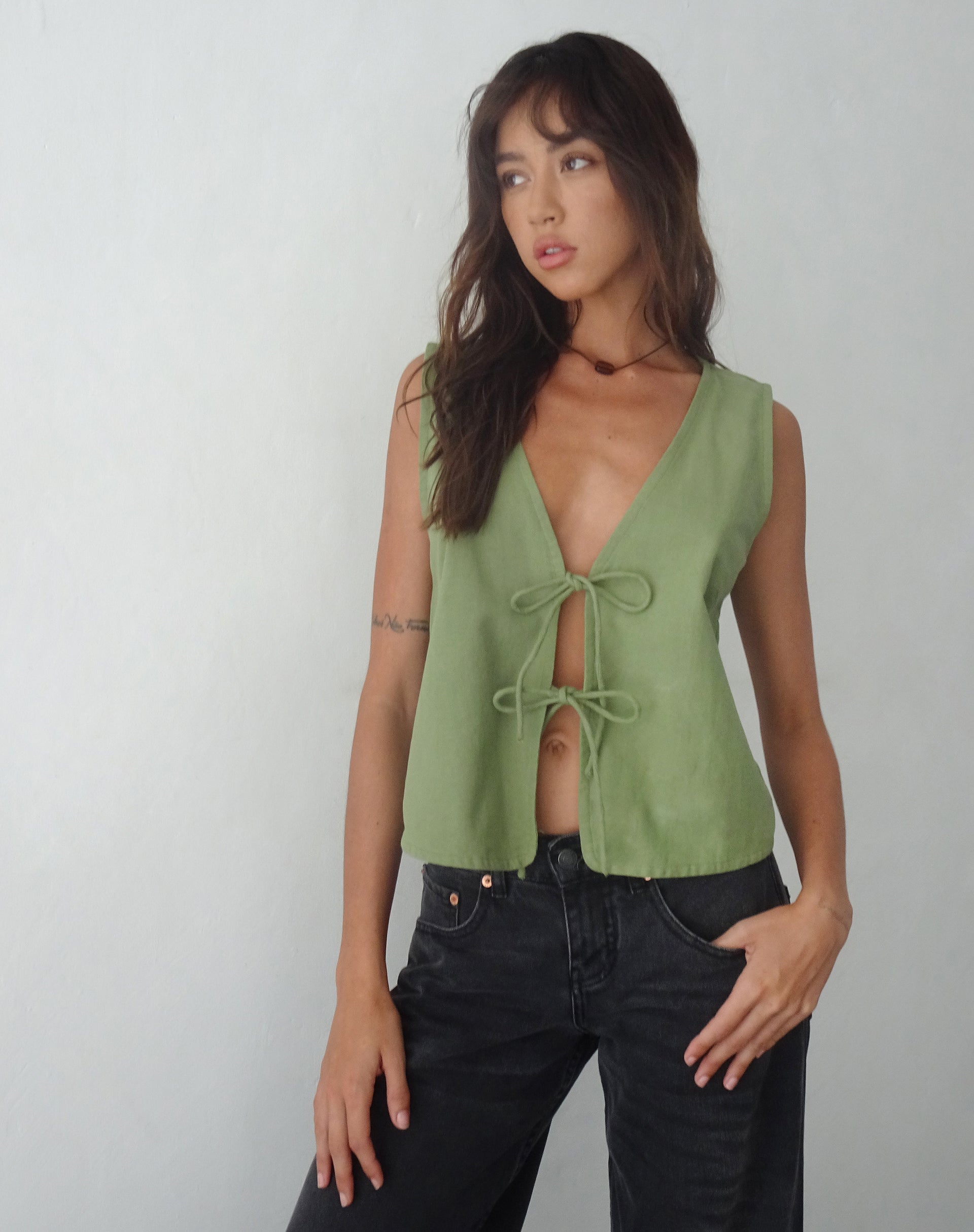 imagen de Kayve Tie Front Top en Dark Sage