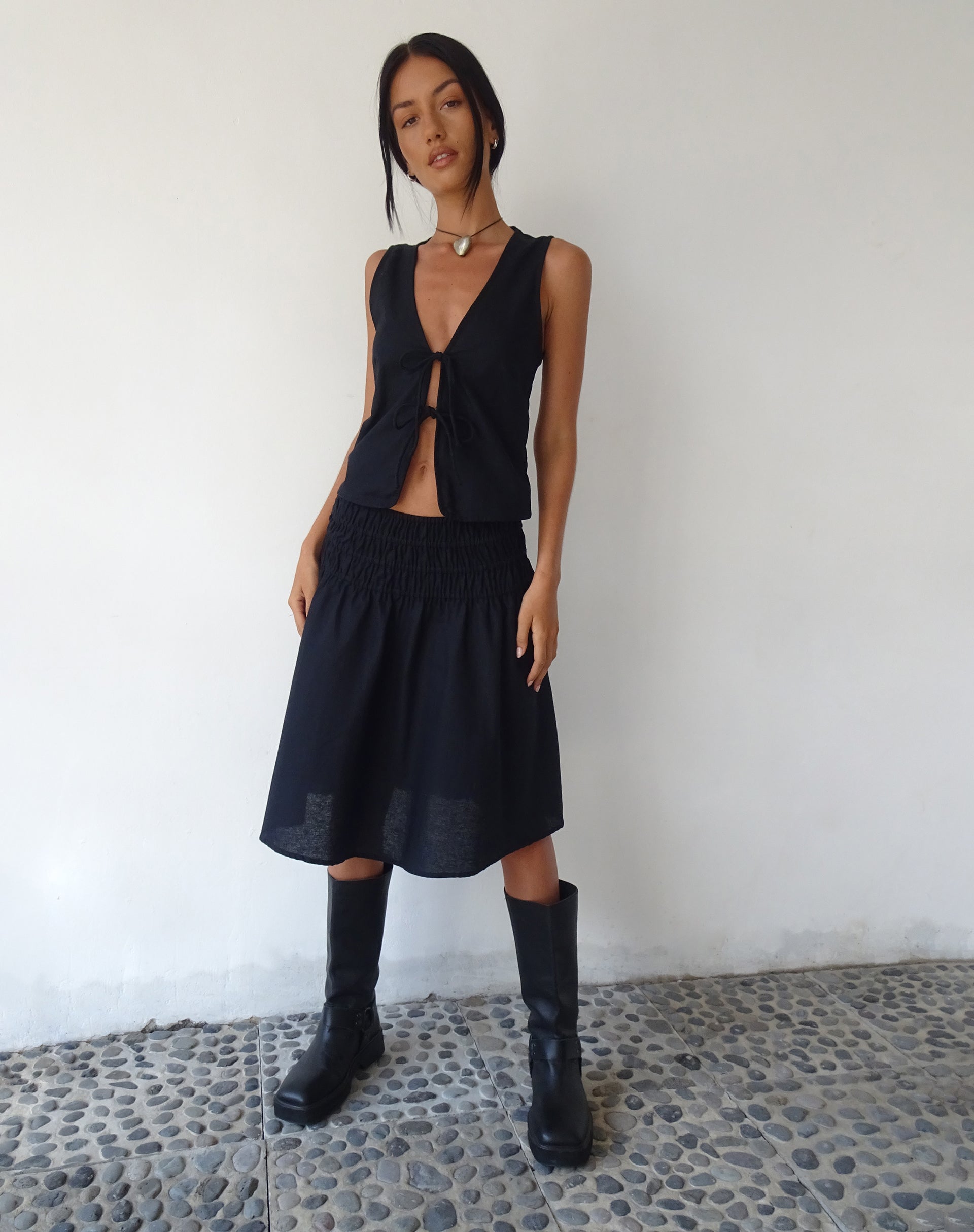 imagen de MOTEL X JACQUIE Neleta Shirred Waist Midi Skirt in Black