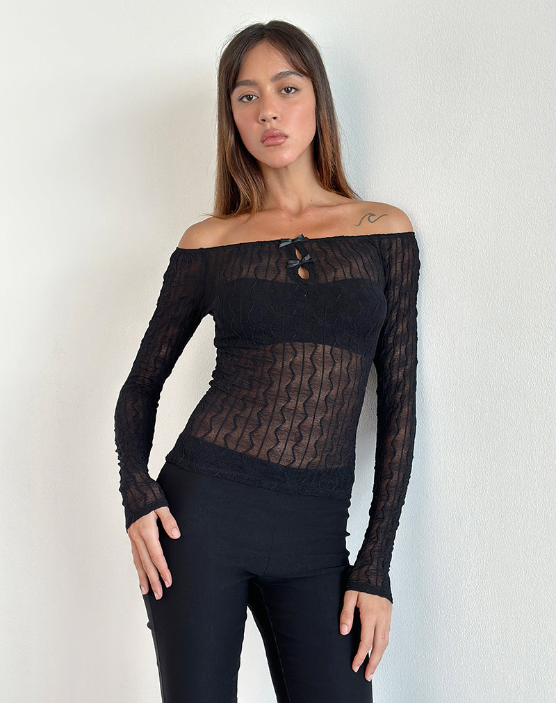 Top Kazi Bardot en negro arrugado