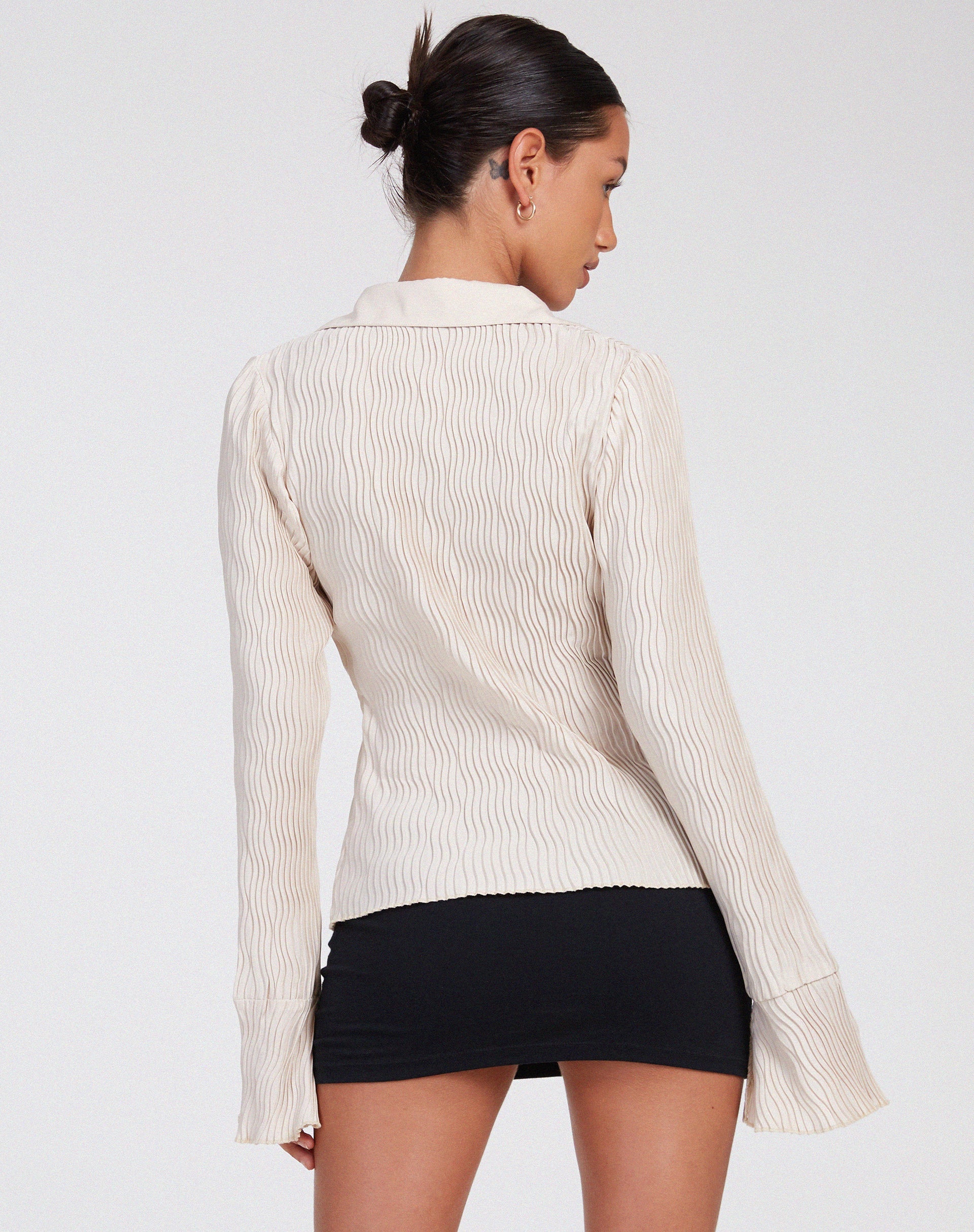 imagen de la camisa Keani en beige arrugado
