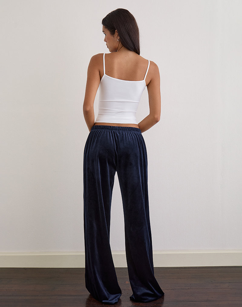 Imagen de Glen Jogger en terciopelo azul marino con emblema "M