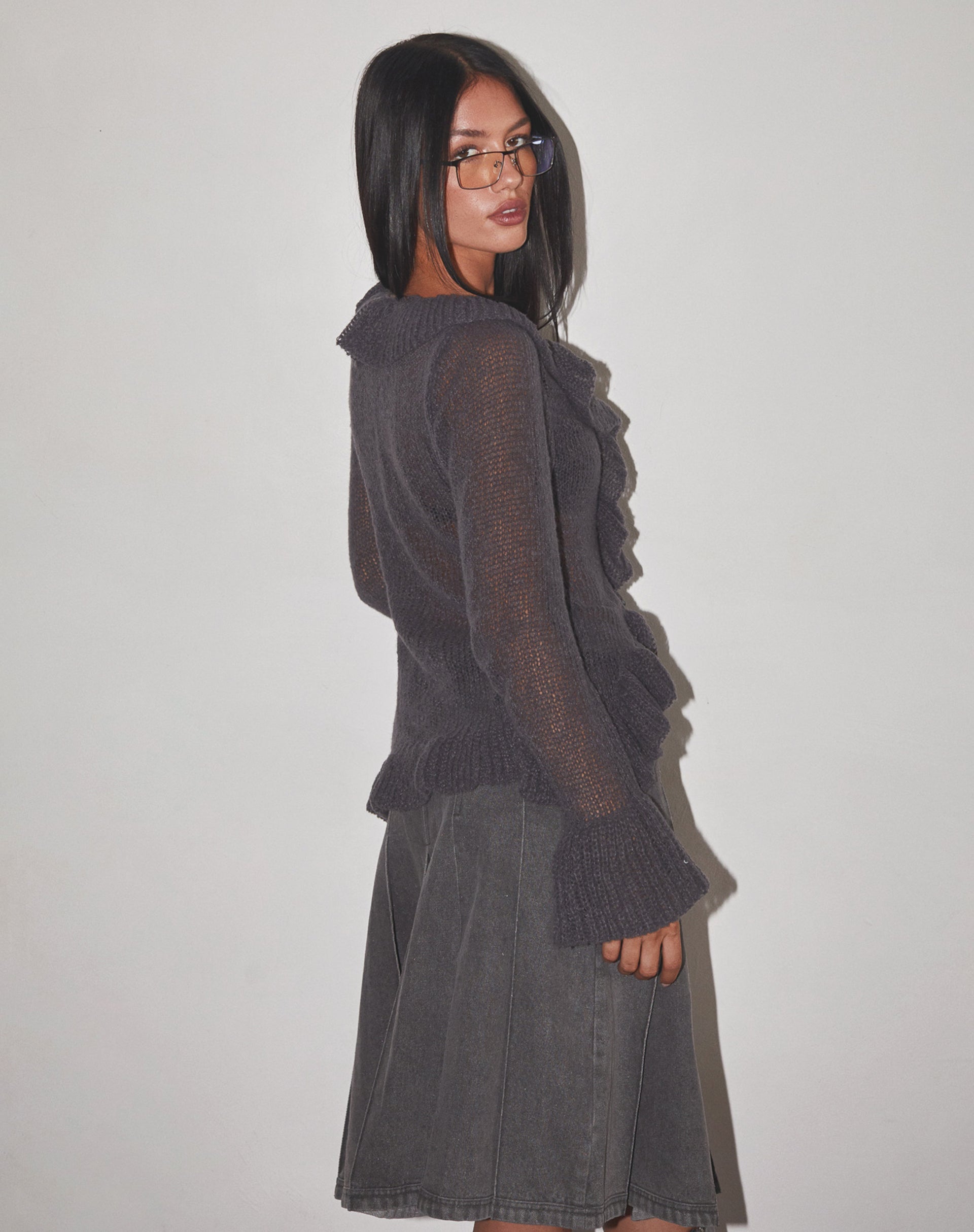 Imagen de Kendra Ruffle Cardigan en punto carbón oscuro