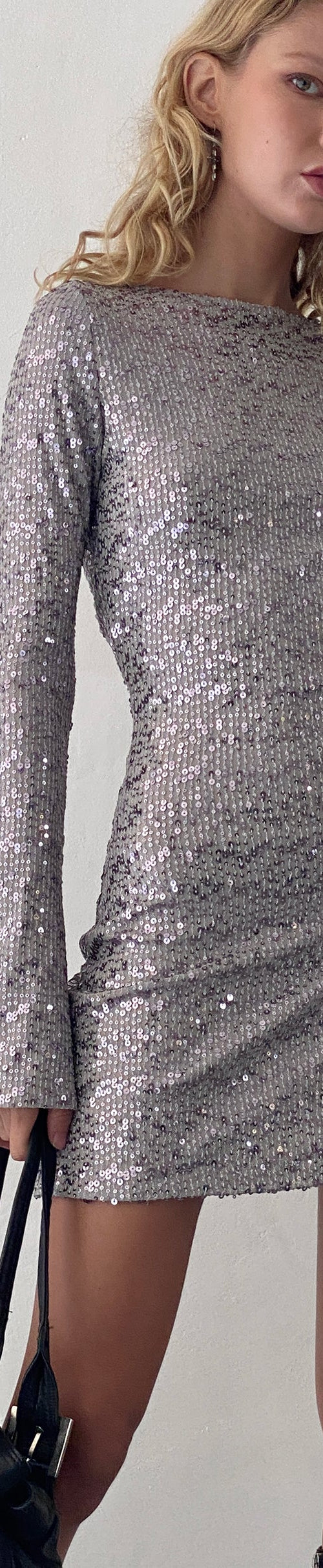 Imagen de Kimberly Mini Vestido con Espalda Abierta en Lentejuelas Plateadas