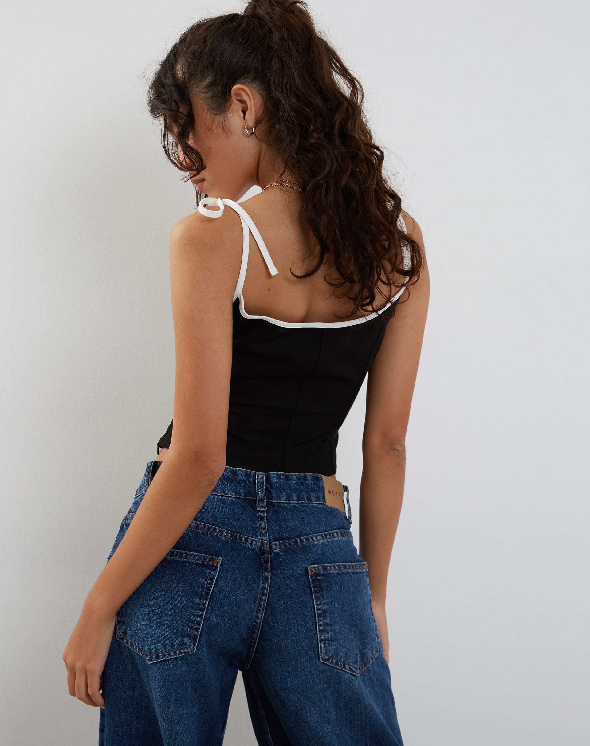 Imagen de Kiona Corset Top Negro con Ribete Blanco