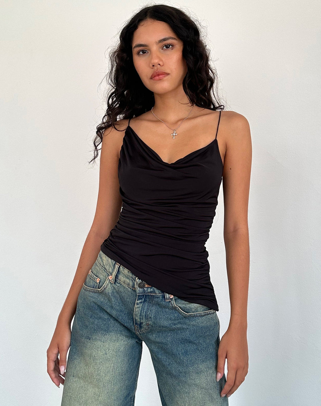Cami Top Asimétrico Acanalado Kofi en Slinky Negro