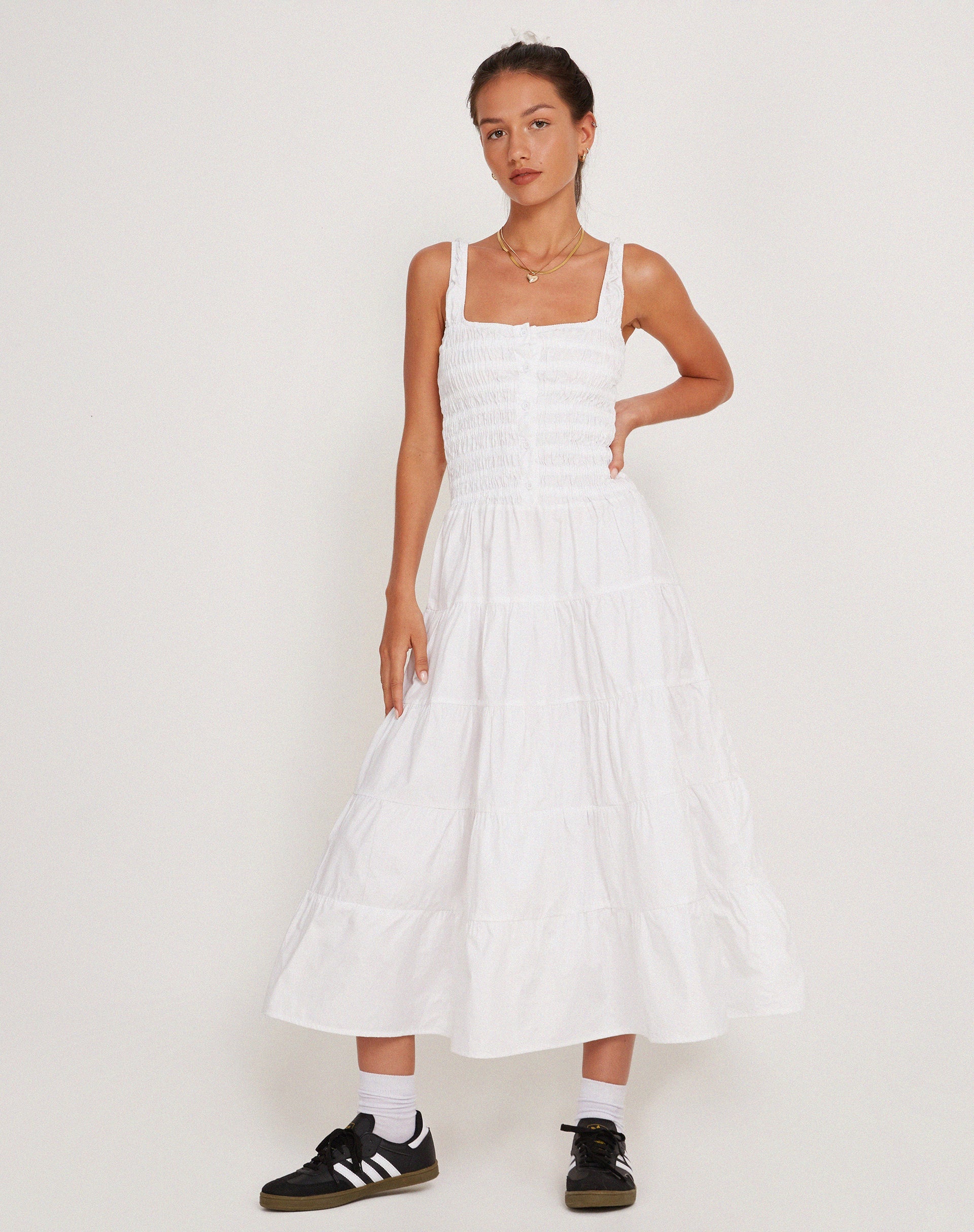 Imagen del vestido Koizumi Tiered Maxi Dress in Poplin White