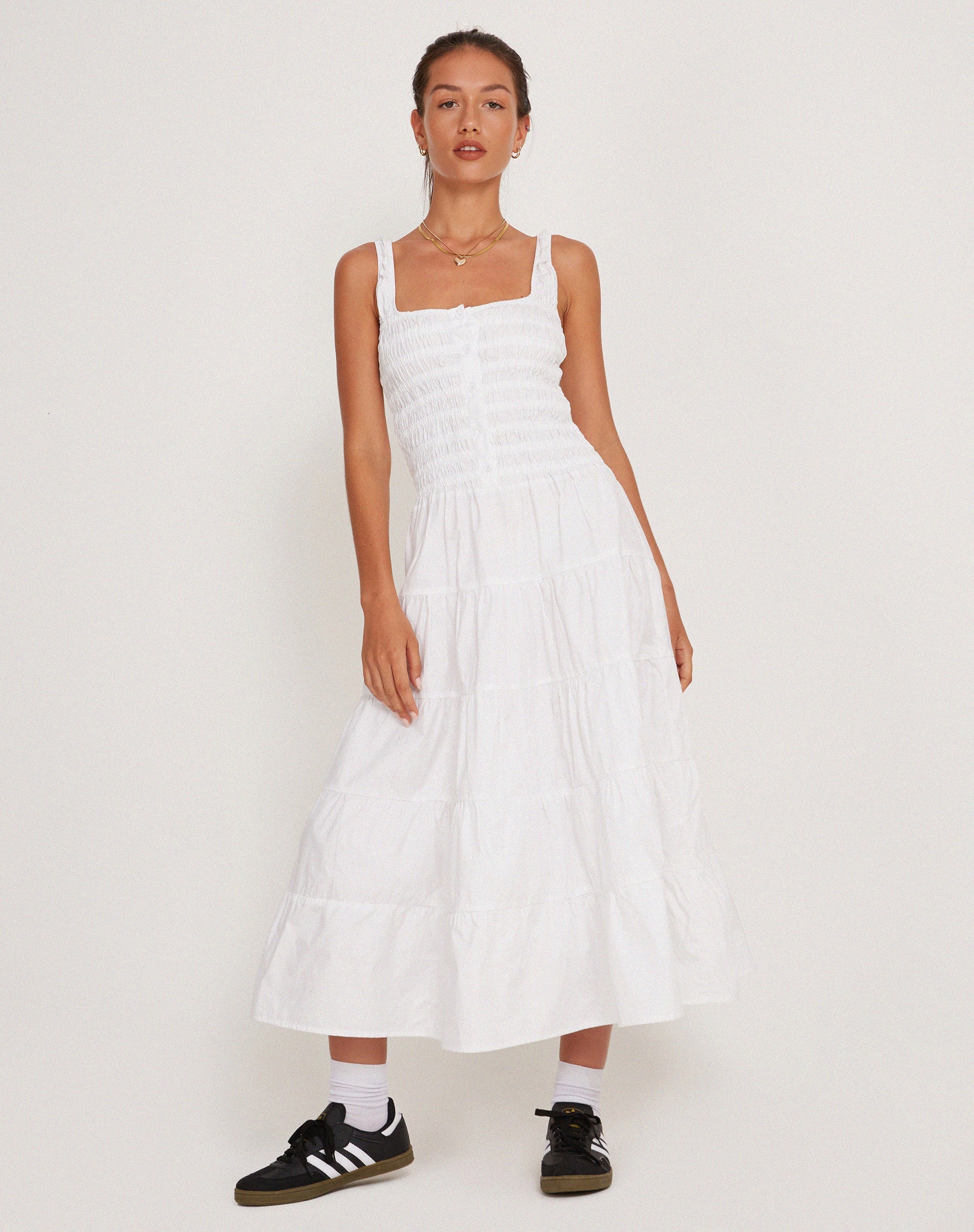 Imagen del vestido Koizumi Tiered Maxi Dress in Poplin White
