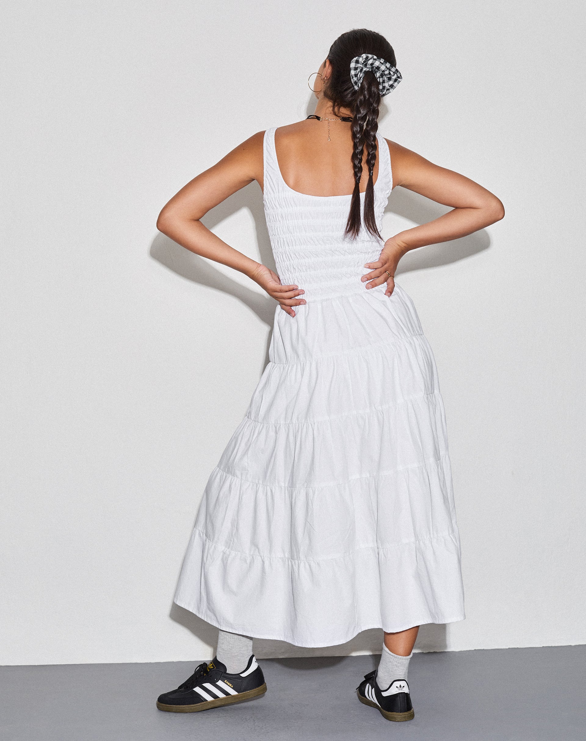 Imagen del vestido Koizumi Tiered Maxi Dress in Poplin White