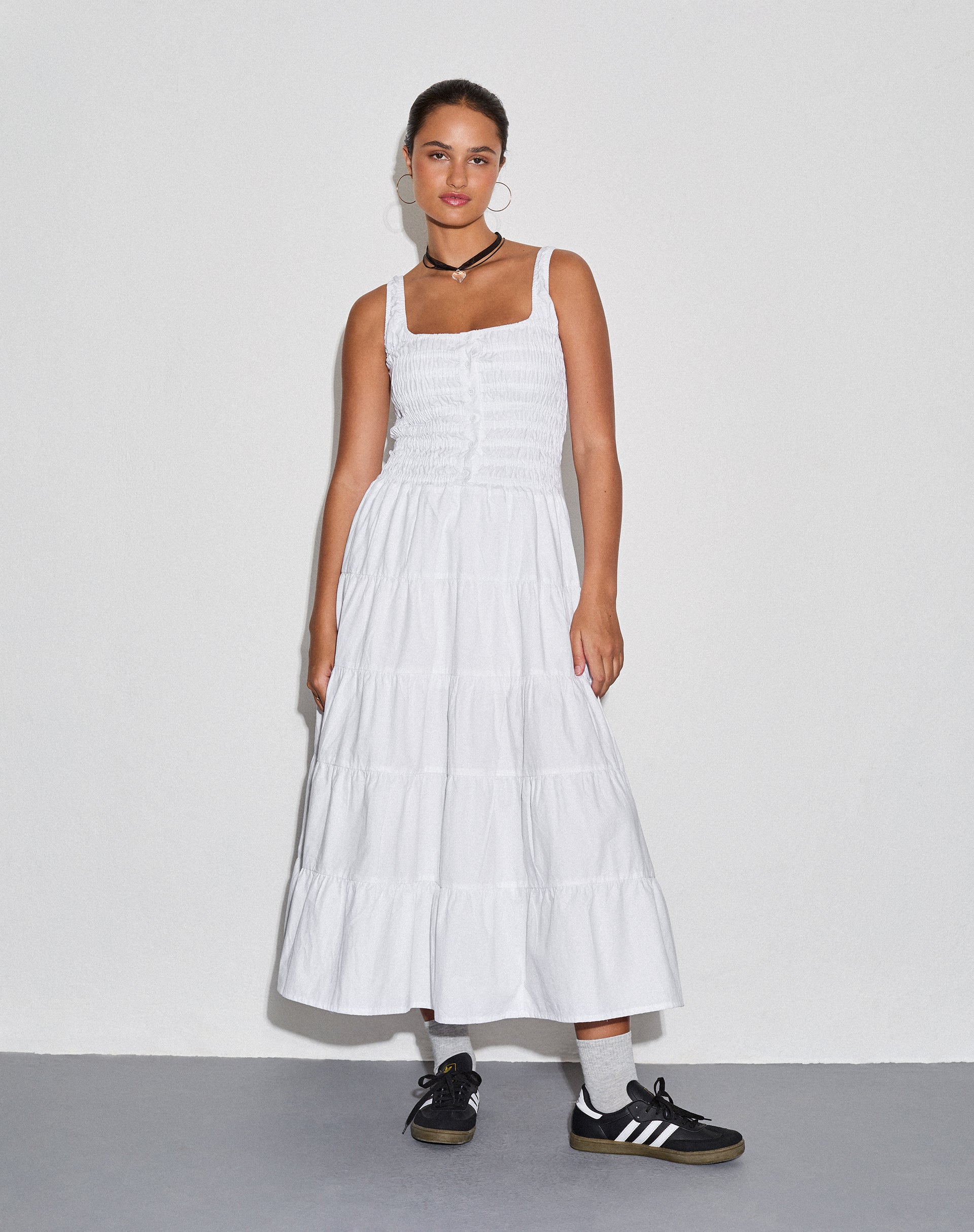 Imagen del vestido Koizumi Tiered Maxi Dress in Poplin White