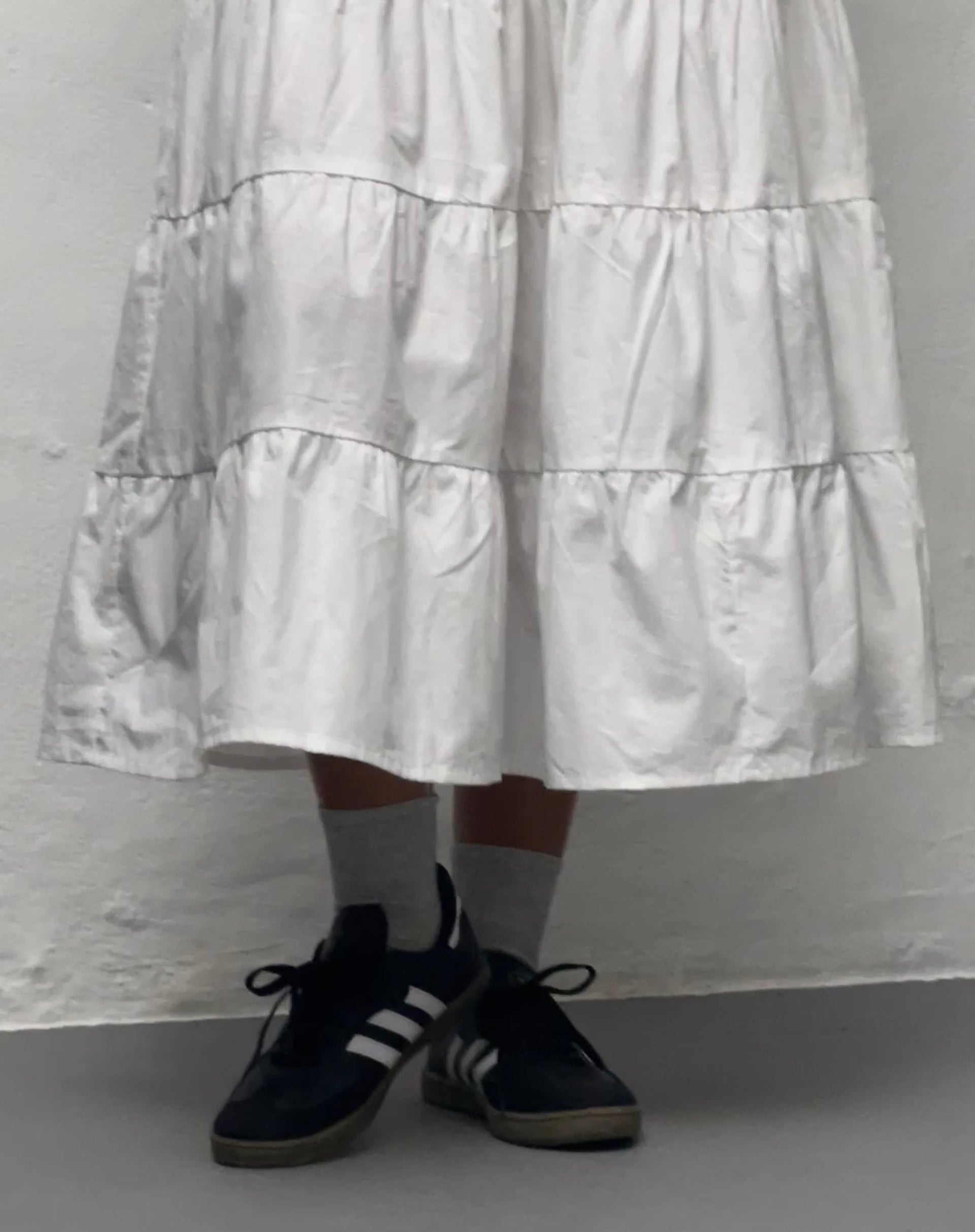 Imagen del vestido Koizumi Tiered Maxi Dress in Poplin White