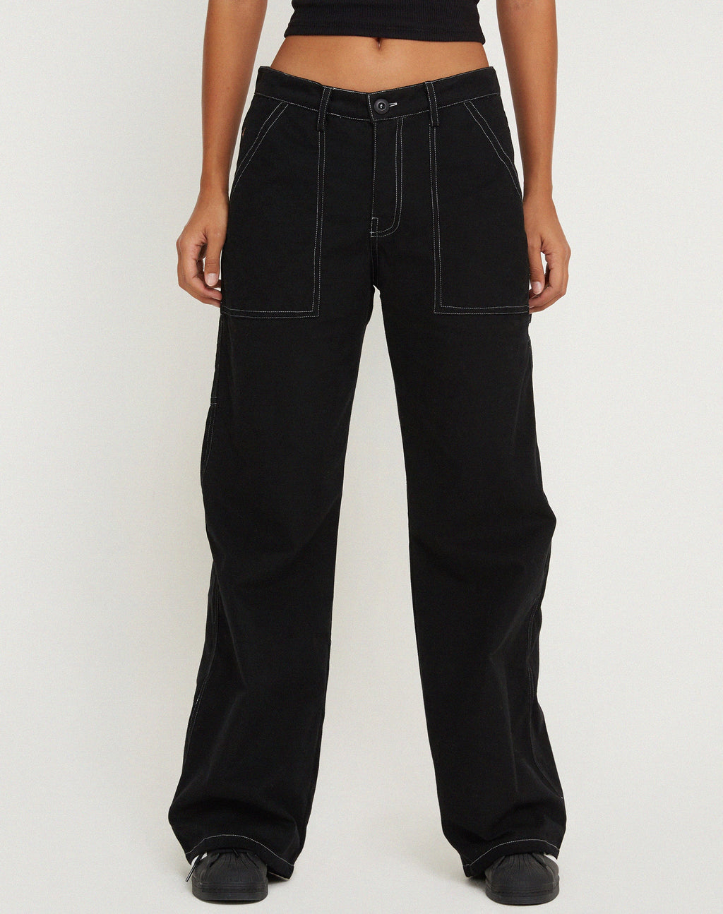 Pantalón Kusnaedi de pata ancha con pespunte blanco y negro