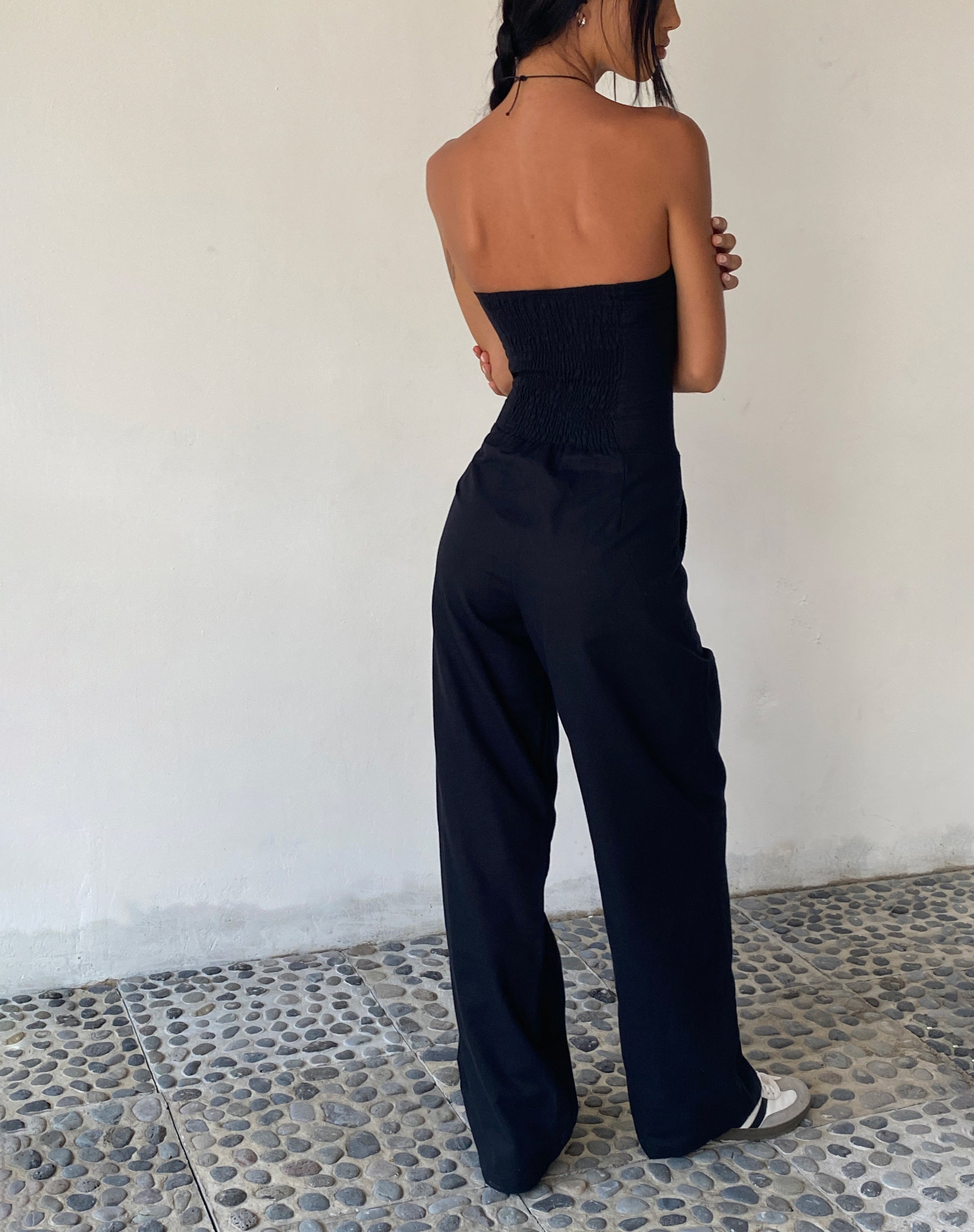 imagen de MOTEL X JACQUIE Kyaria Bandeau Jumpsuit en Negro
