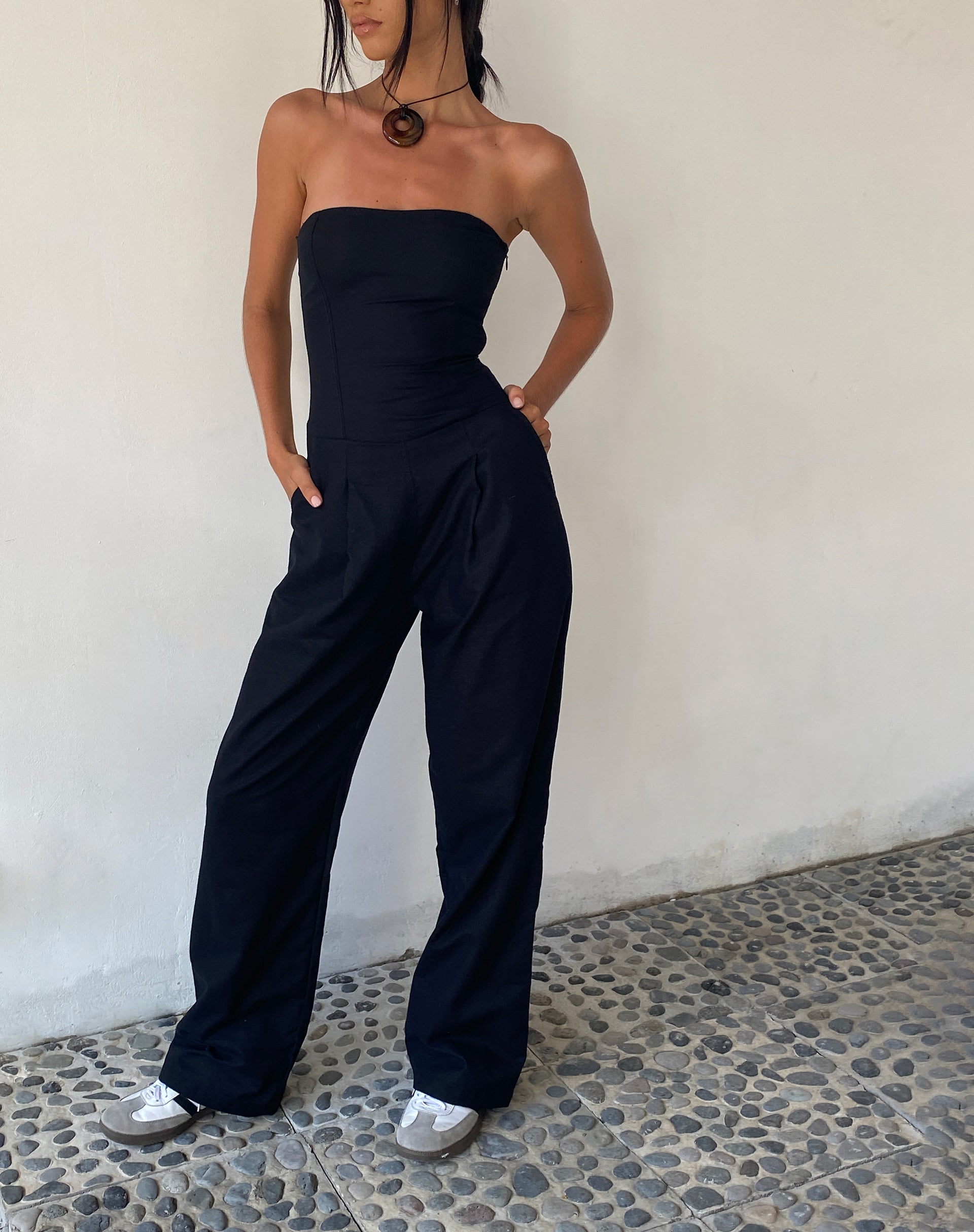 imagen de MOTEL X JACQUIE Kyaria Bandeau Jumpsuit en Negro
