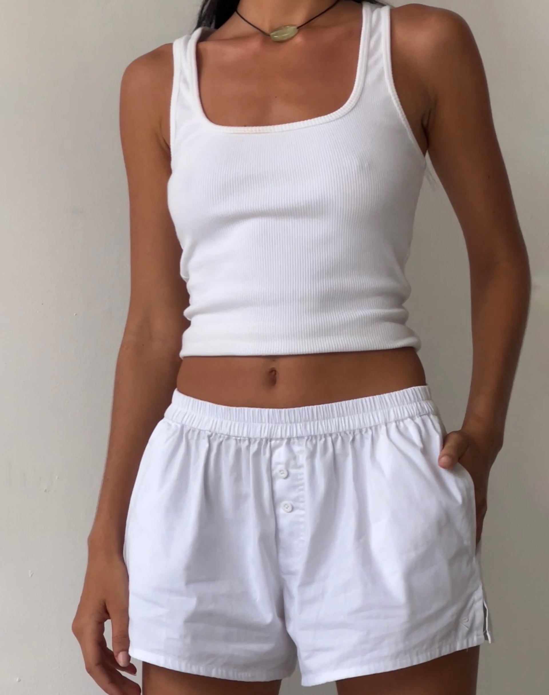 imagen de MOTEL X JACQUIE Laboxe Brief Shorts en blanco con lazo bordado