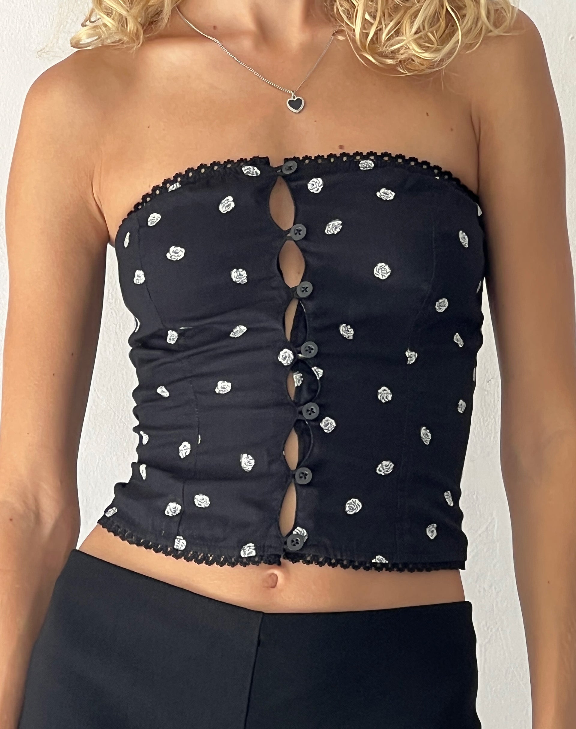 Imagen de Lacey Corset Top con Botones Delanteros en Ditsy Rose Negro