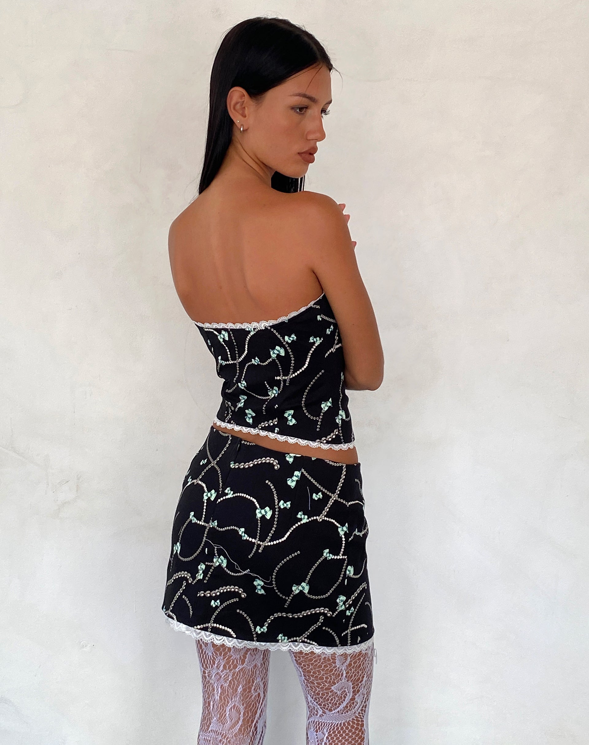 Imagen de Molen Minifalda negra con estampado de perlas y lazos