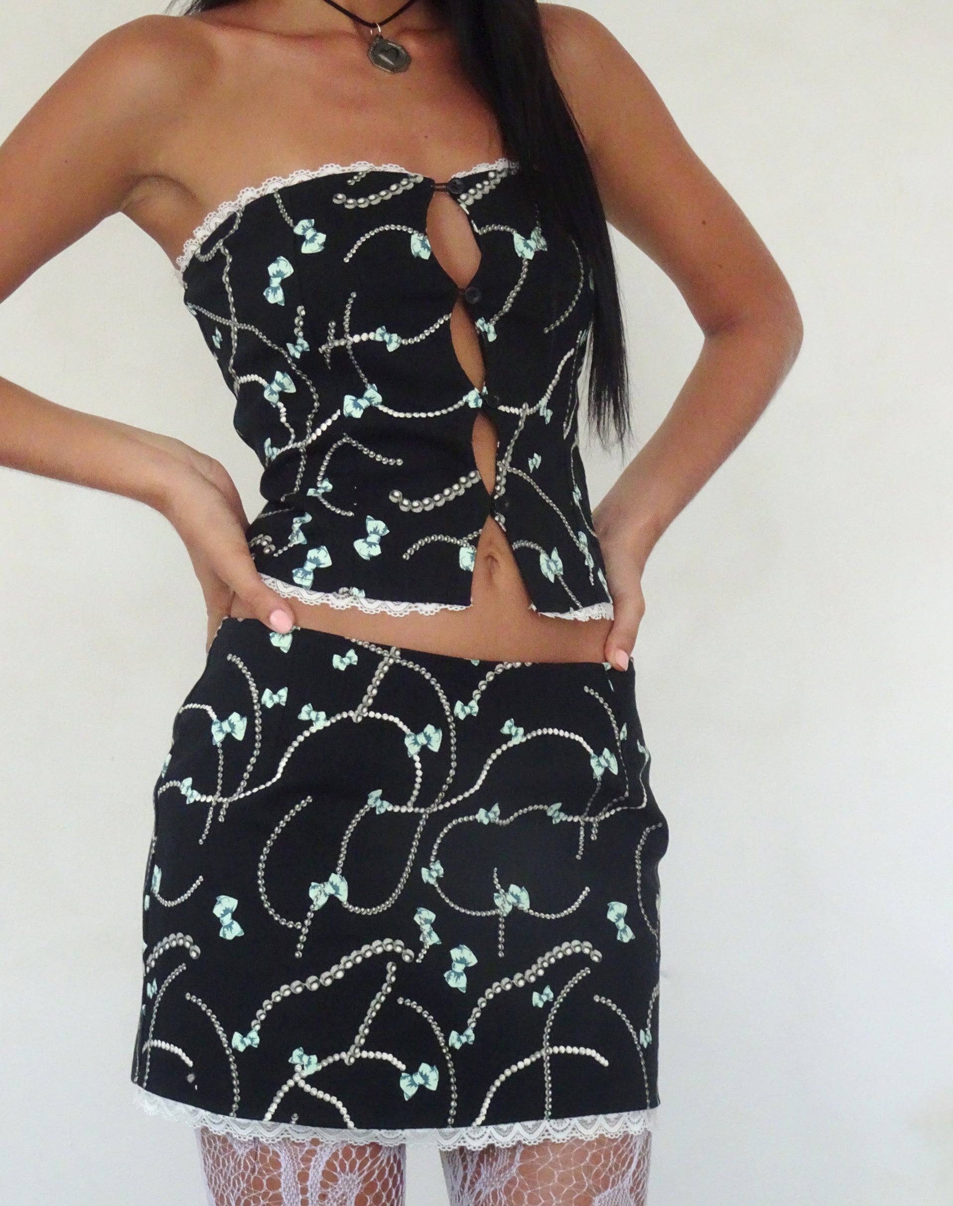 Imagen de Lacur Corsé bandeau negro con estampado de perlas y lazos