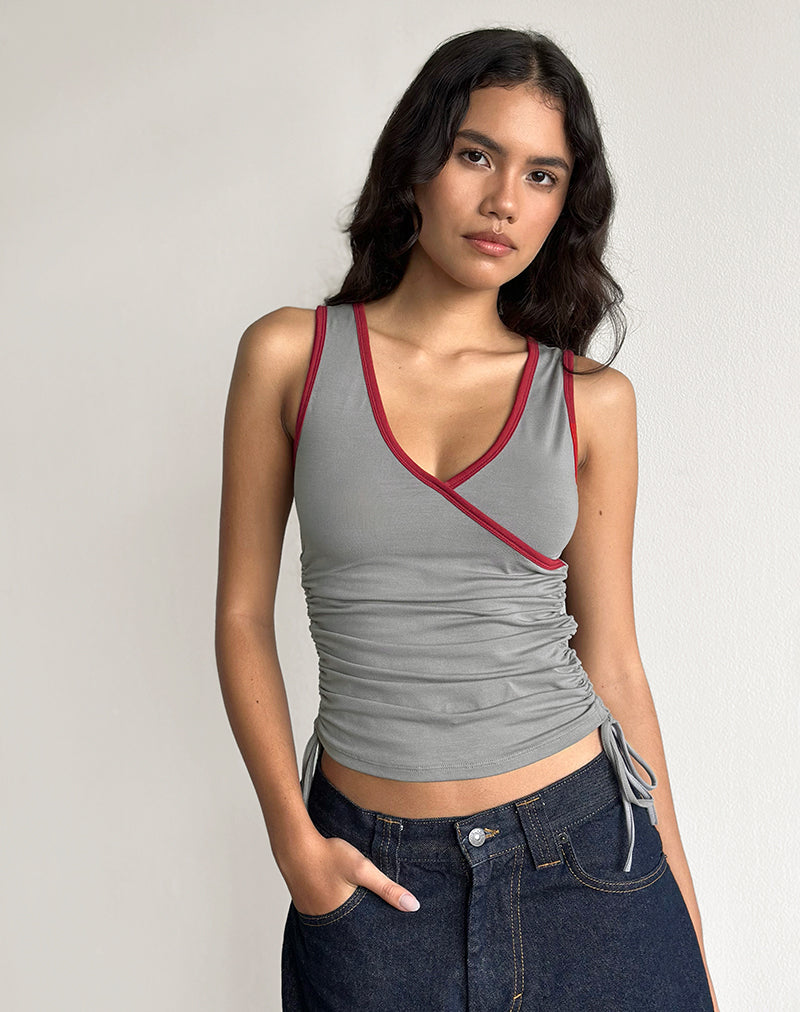 Laird Wrap Top gris con ribete rojo Adrenaline
