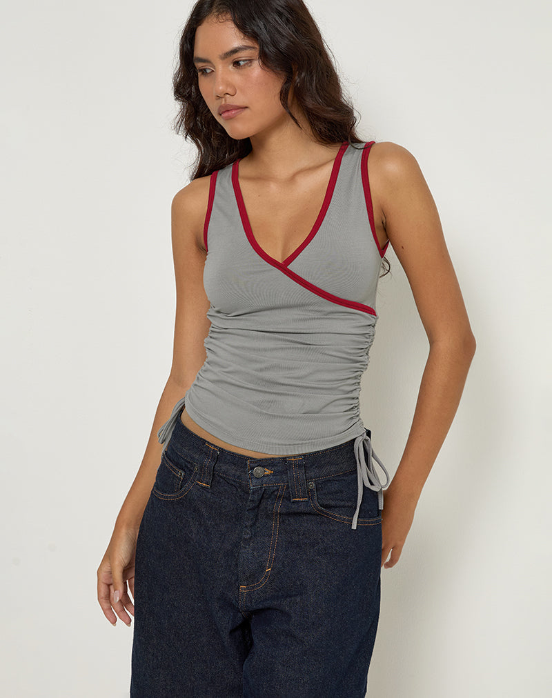 Imagen de Laird Wrap Top gris con ribete rojo Adrenaline