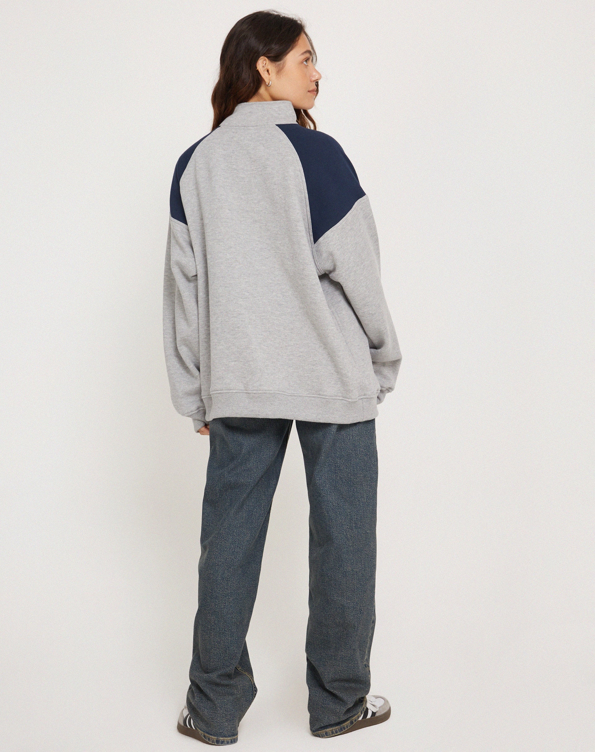 Imagen de la sudadera Laksa en gris y marga azul marino