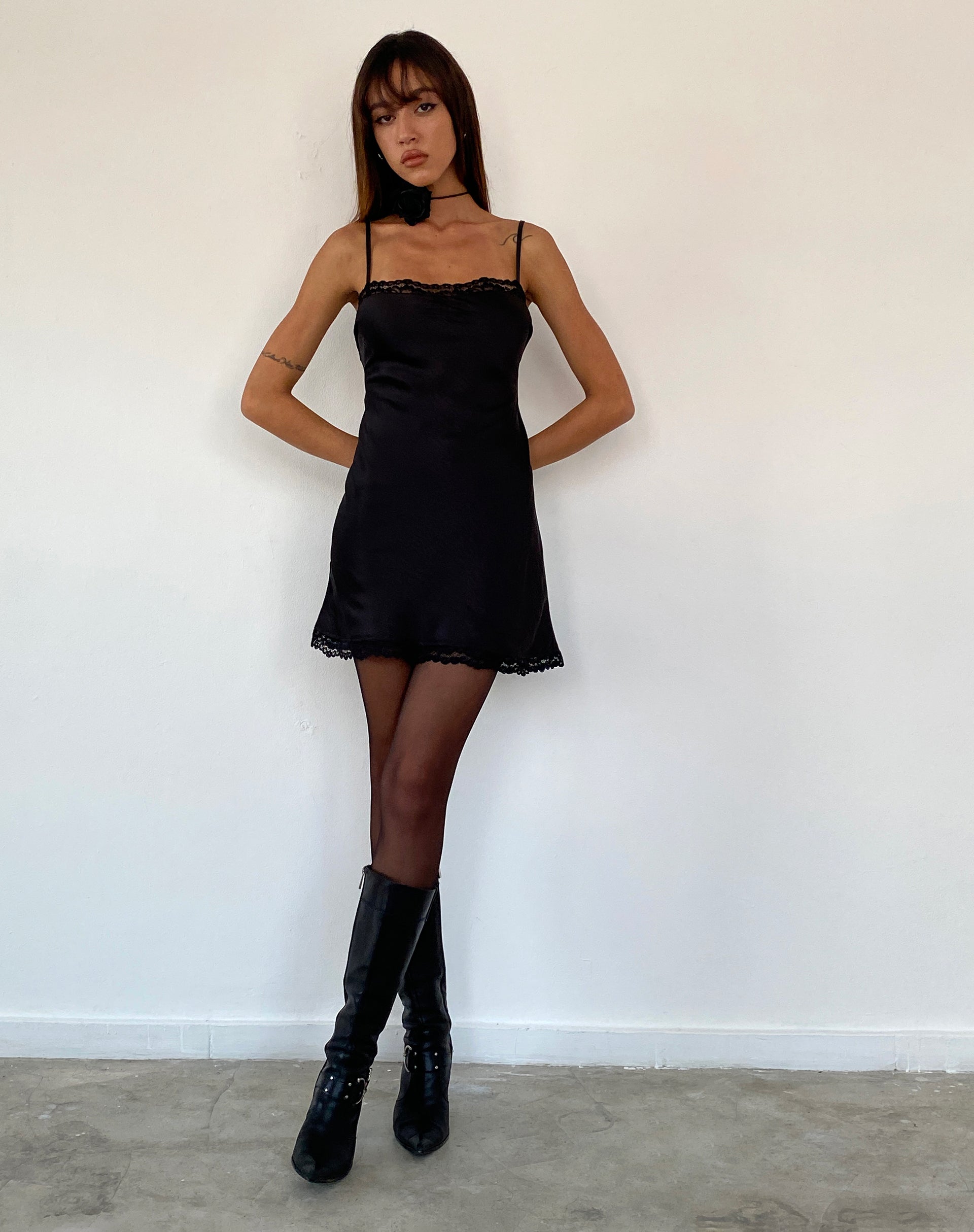 Imagen de Larna Mini Vestido de Raso con Encaje en Negro