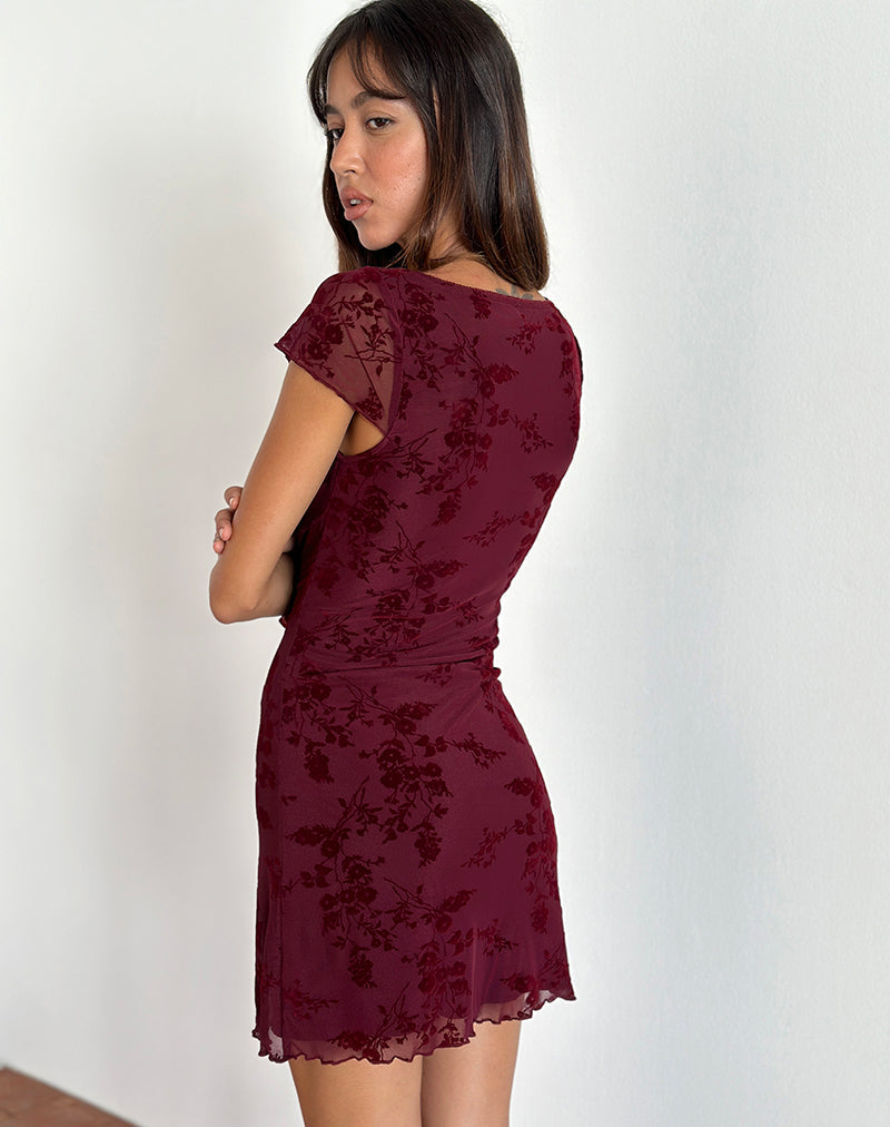 Imagen del minivestido Lashka en flor botánica Granate