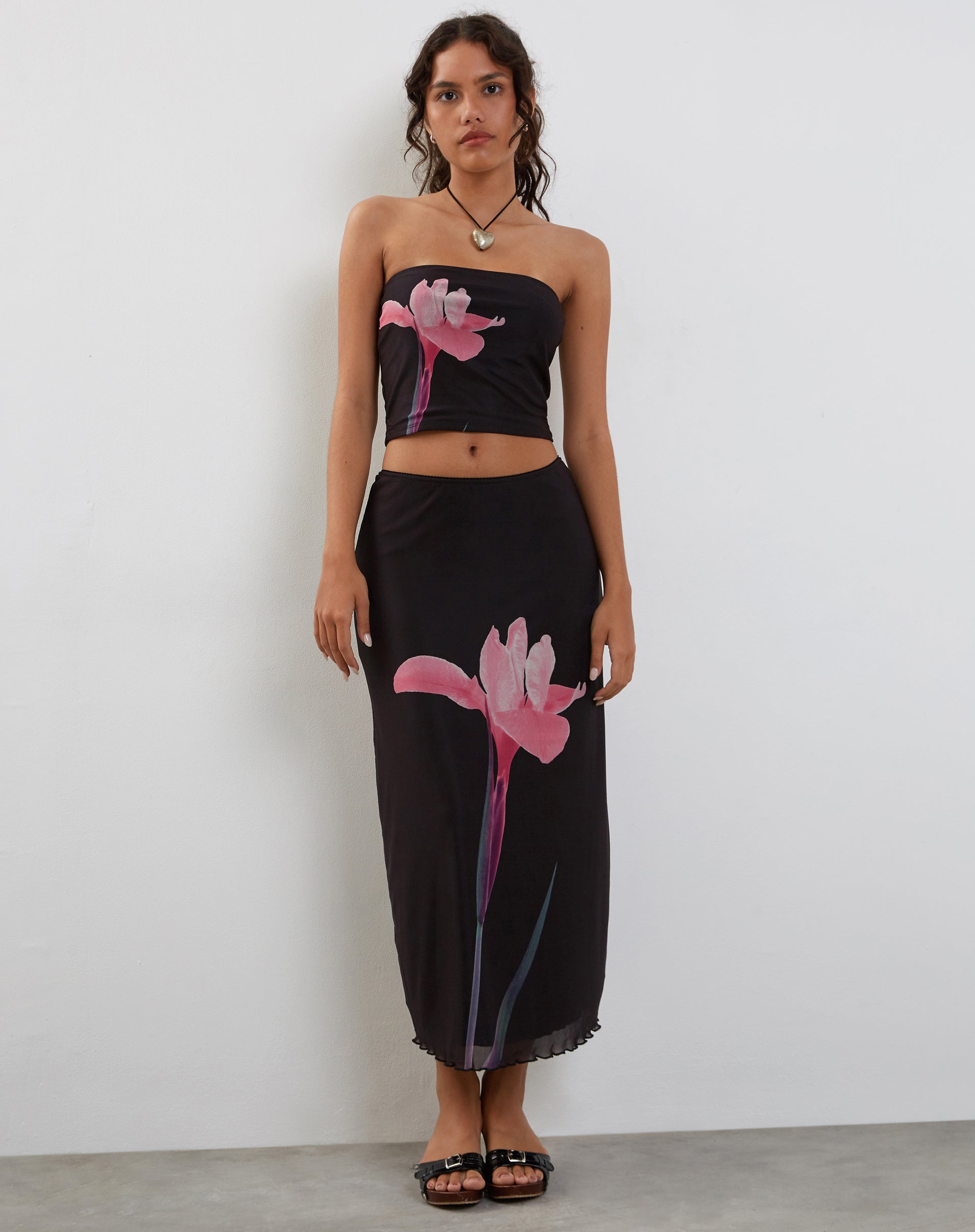 Imagen de la falda Lassie Midi negra con flores rosas