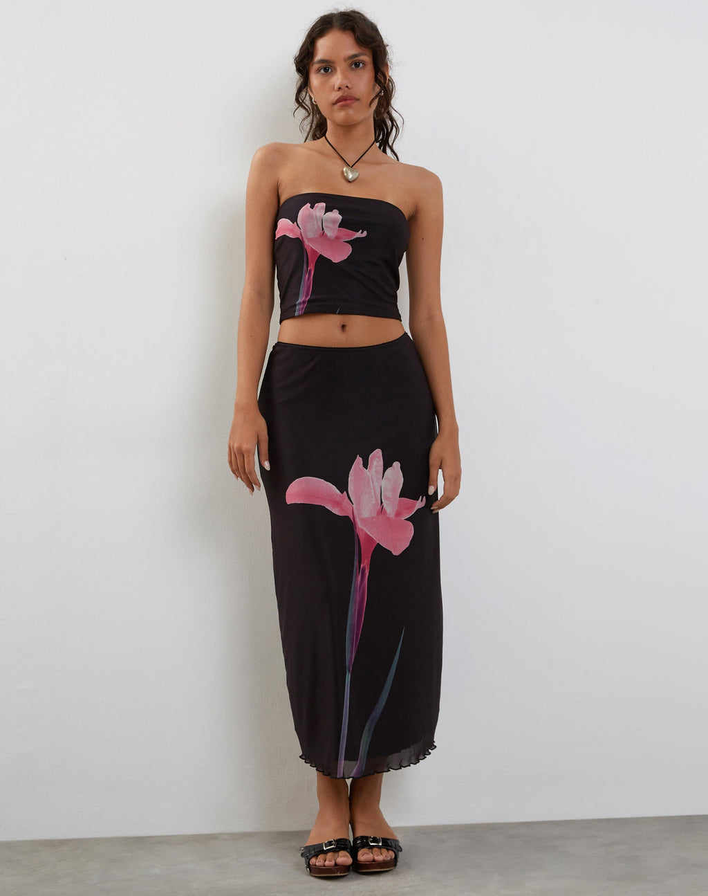 Shae Bandeau Top Negro con Flor Rosa