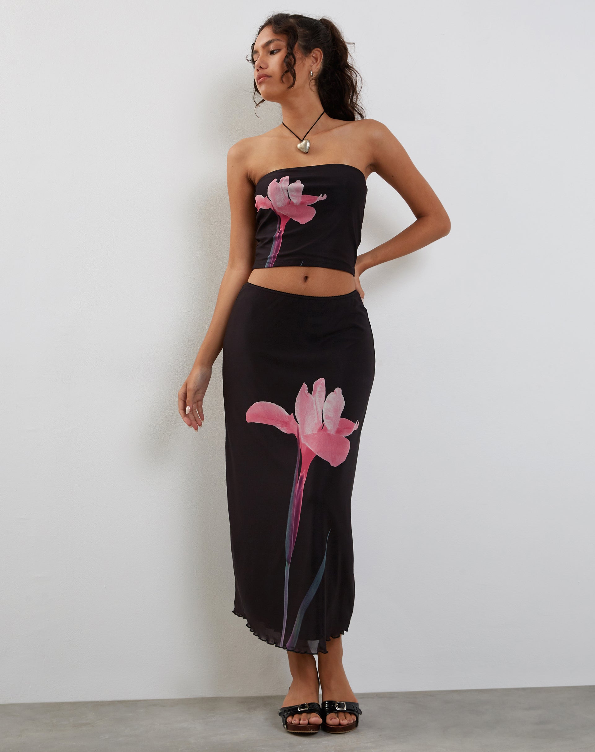 Imagen de la falda Lassie Midi negra con flores rosas