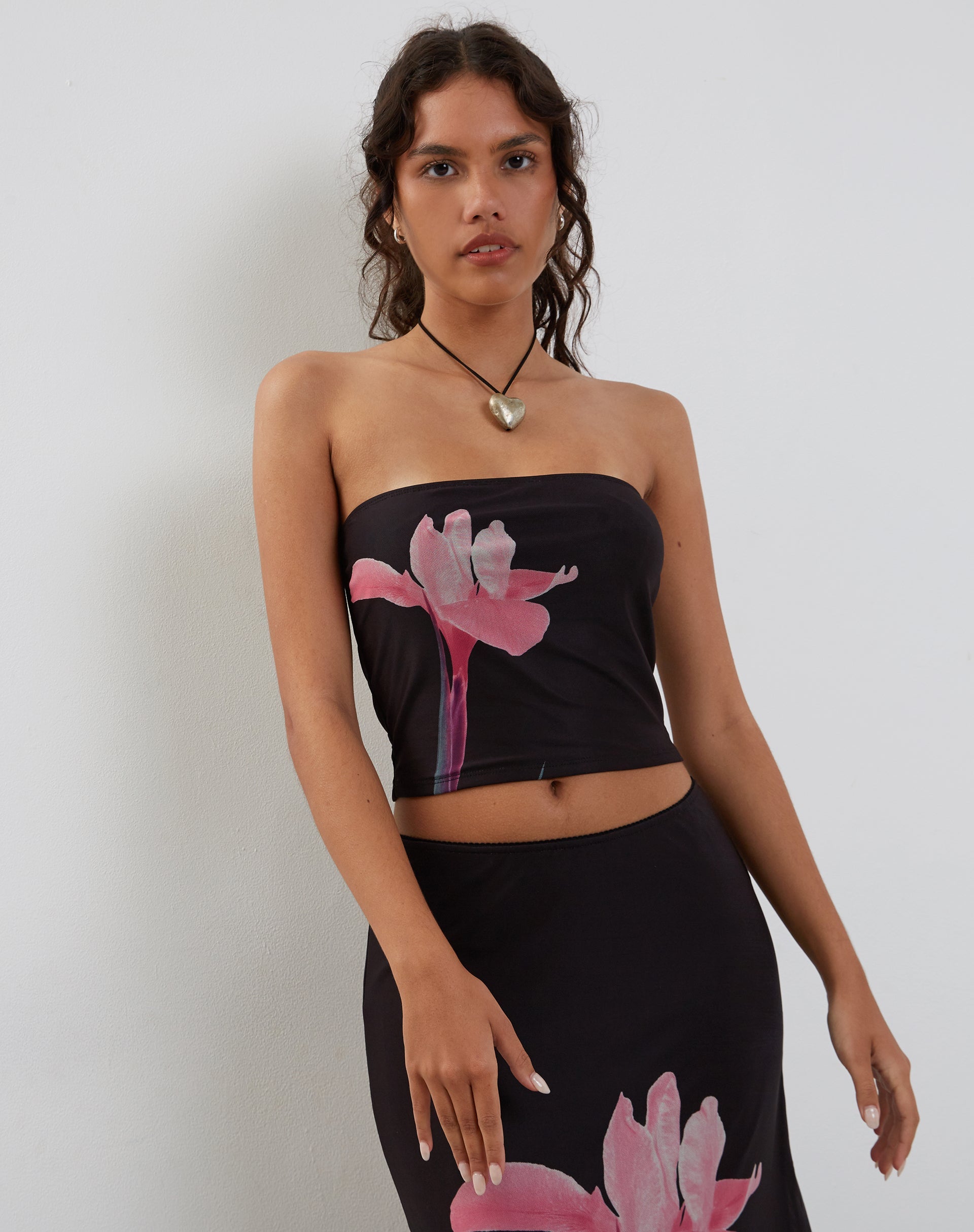 Imagen de Shae Bandeau Top Negro con Flor Rosa