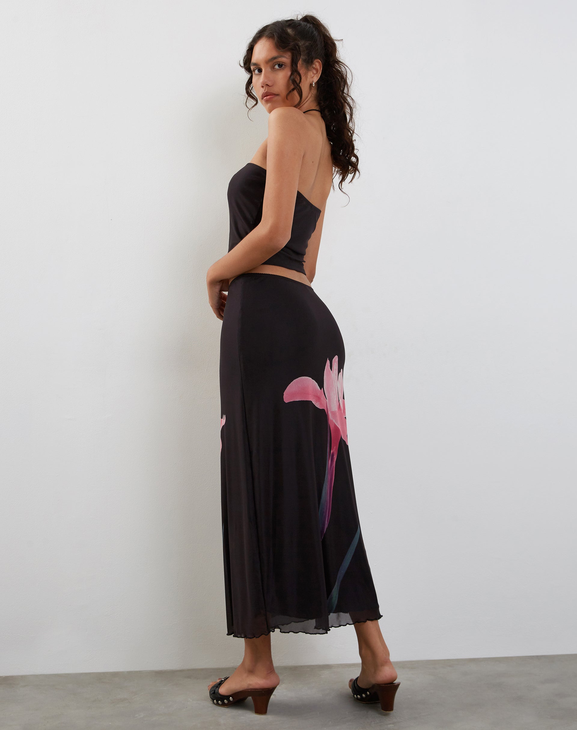 Imagen de la falda Lassie Midi negra con flores rosas