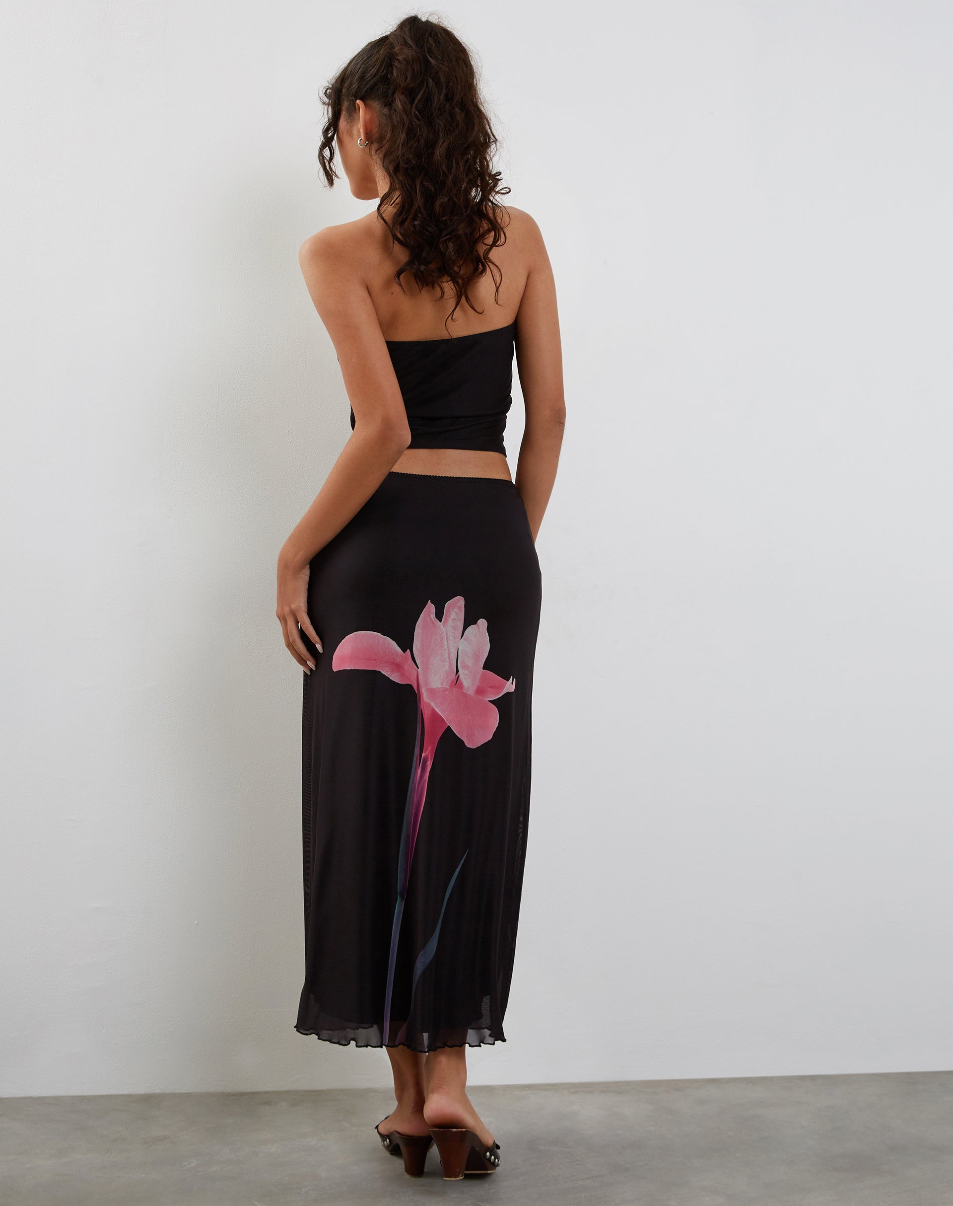 Imagen de la falda Lassie Midi negra con flores rosas