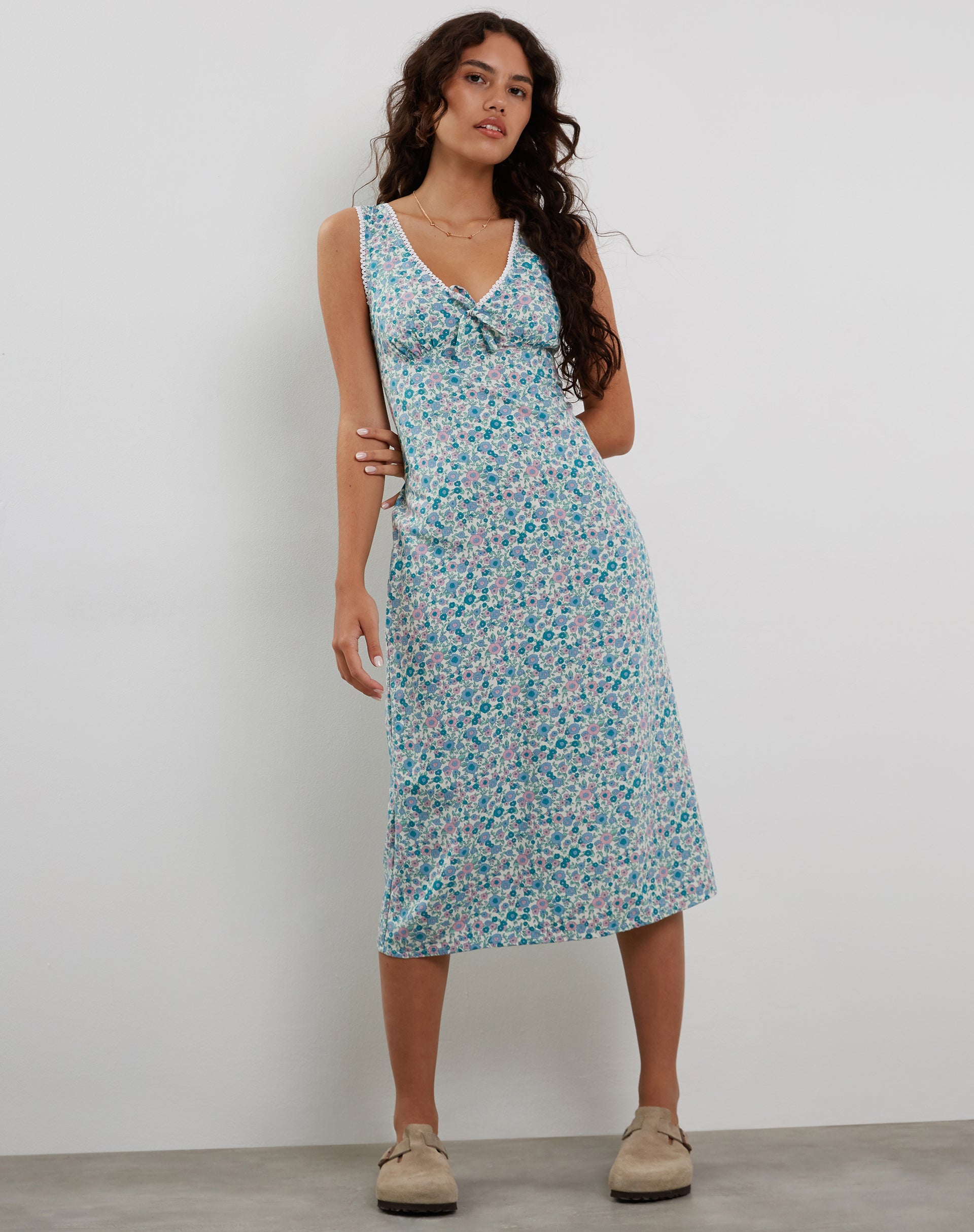 Imagen del vestido Lavisha Midi en azul Flower Power