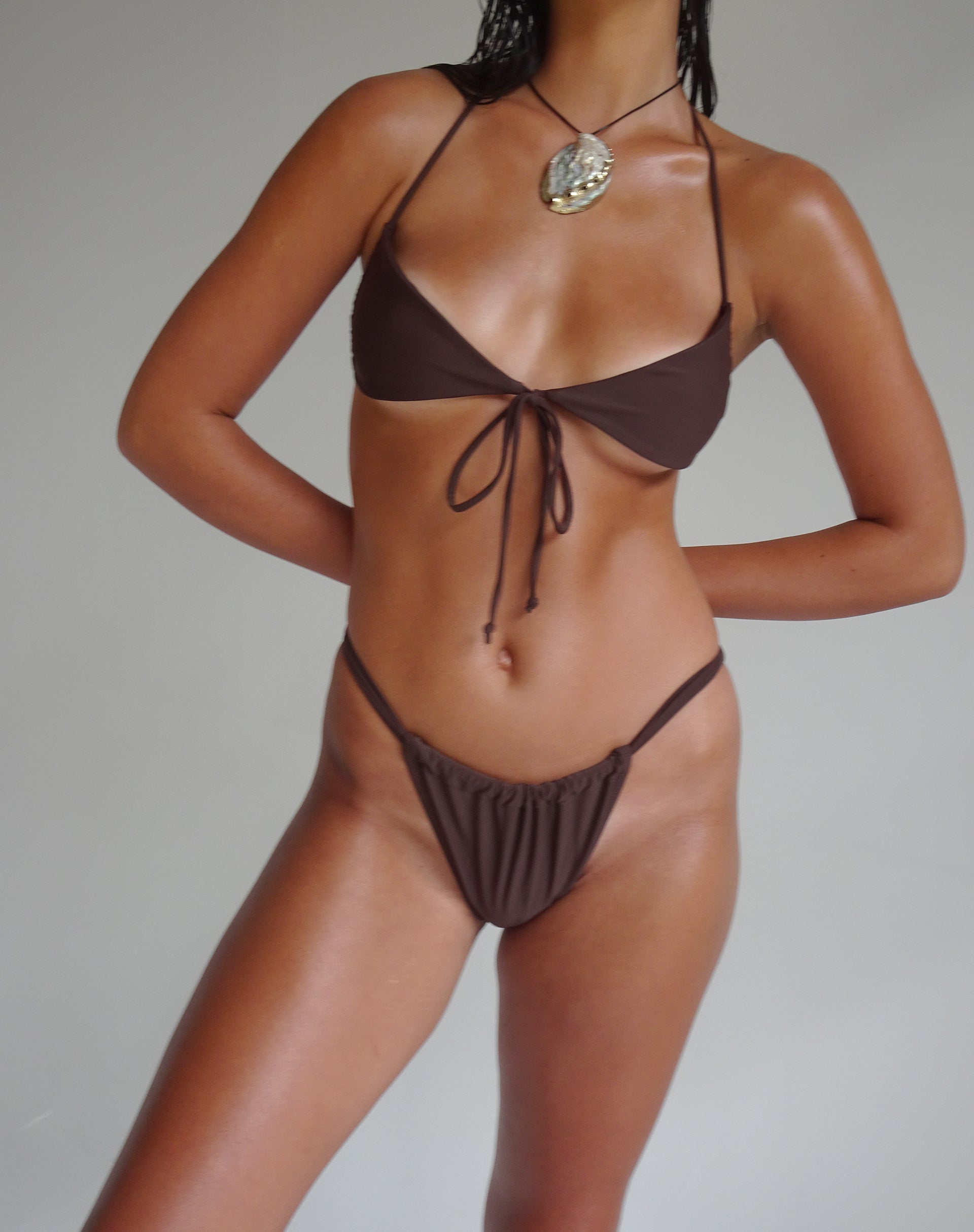 Imagen de la braguita de bikini Voltera en marrón coco