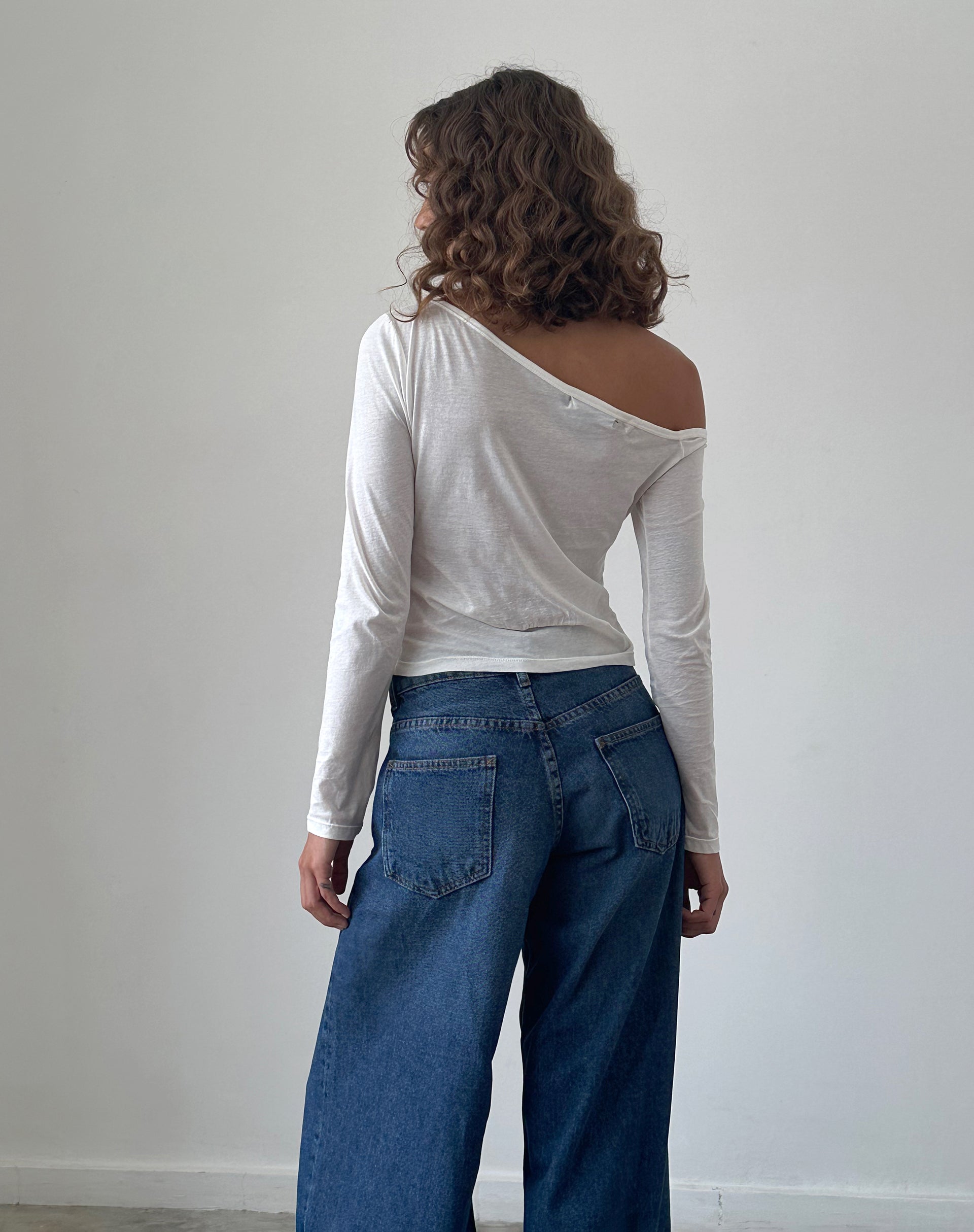 Imagen de Ledez Asymmetric Slouchy Top en tejido Jersey blanco