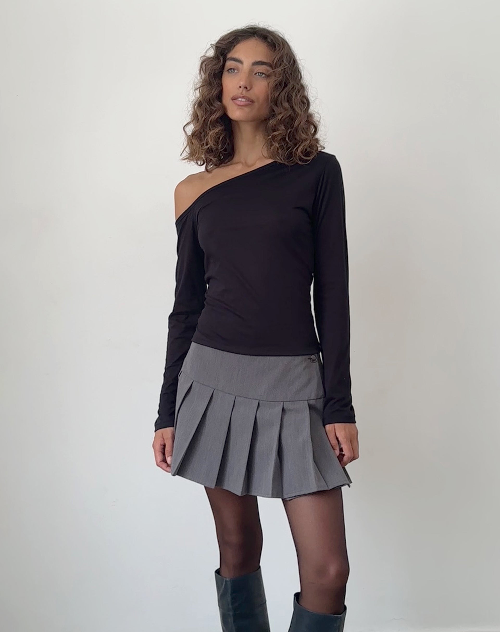 Imagen de Ledez Asymmetrical Slouchy Top en tejido Jersey negro