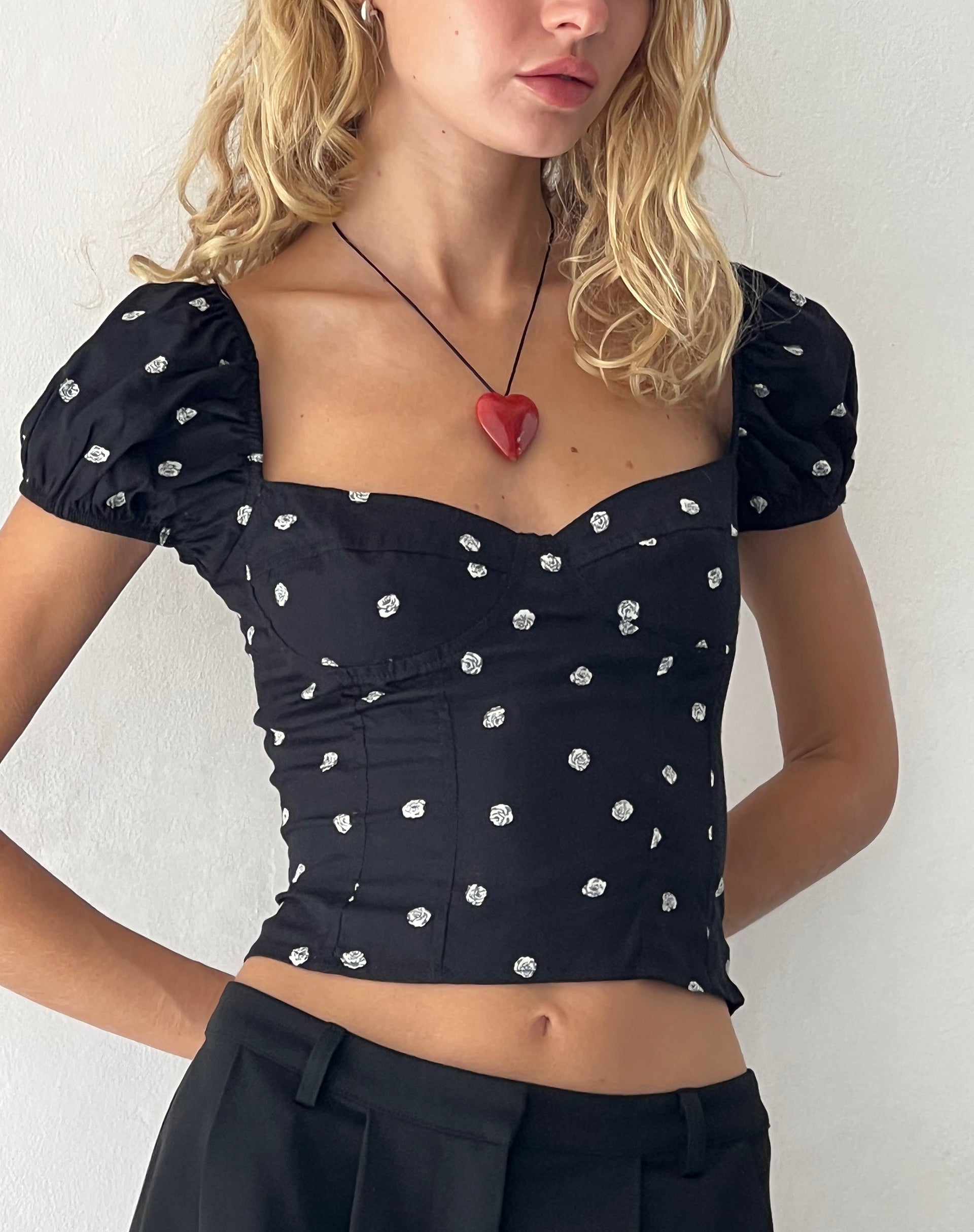 Imagen de Leify Sweetheart Top en Ditsy Rose Negro