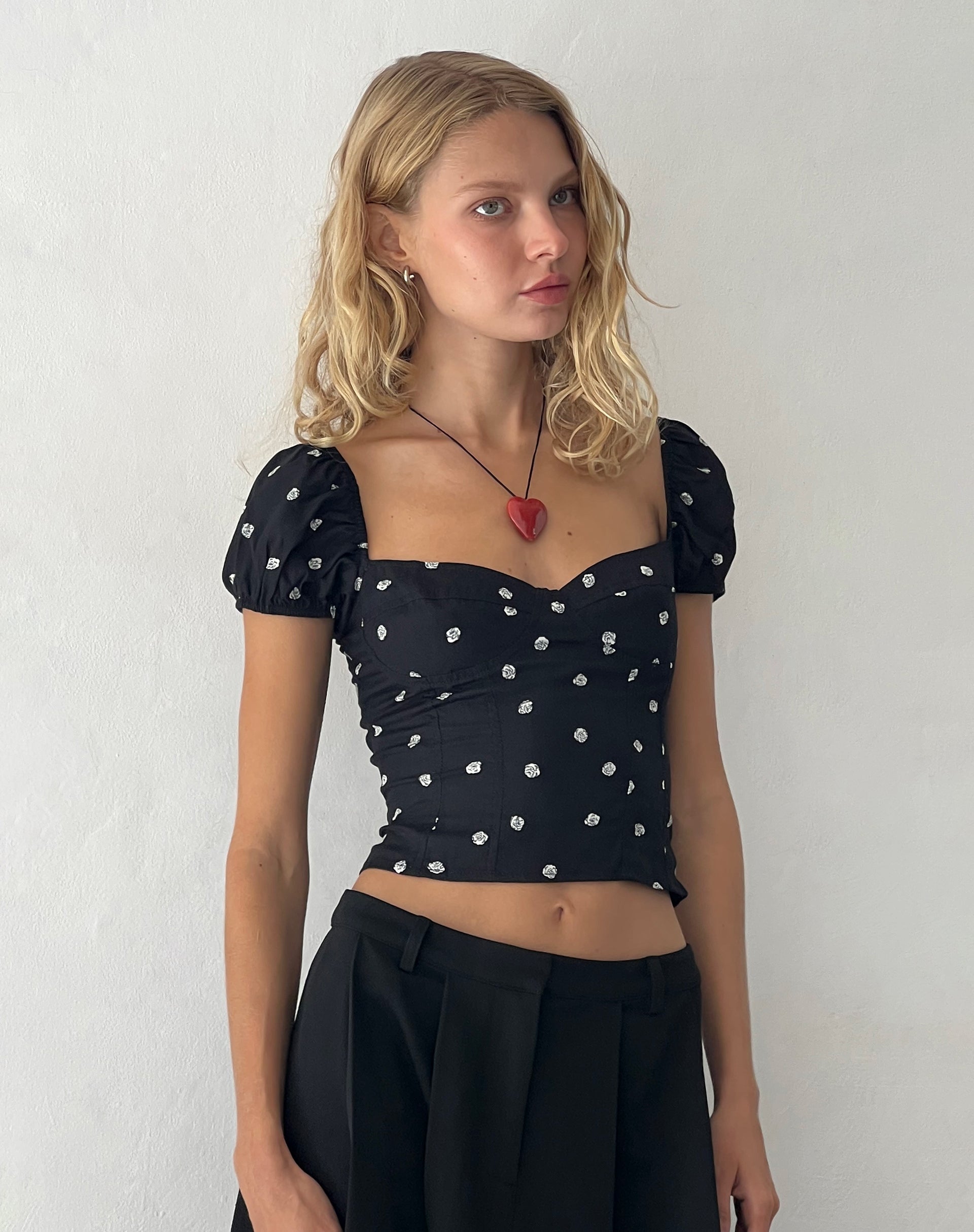 Imagen de Leify Sweetheart Top en Ditsy Rose Negro