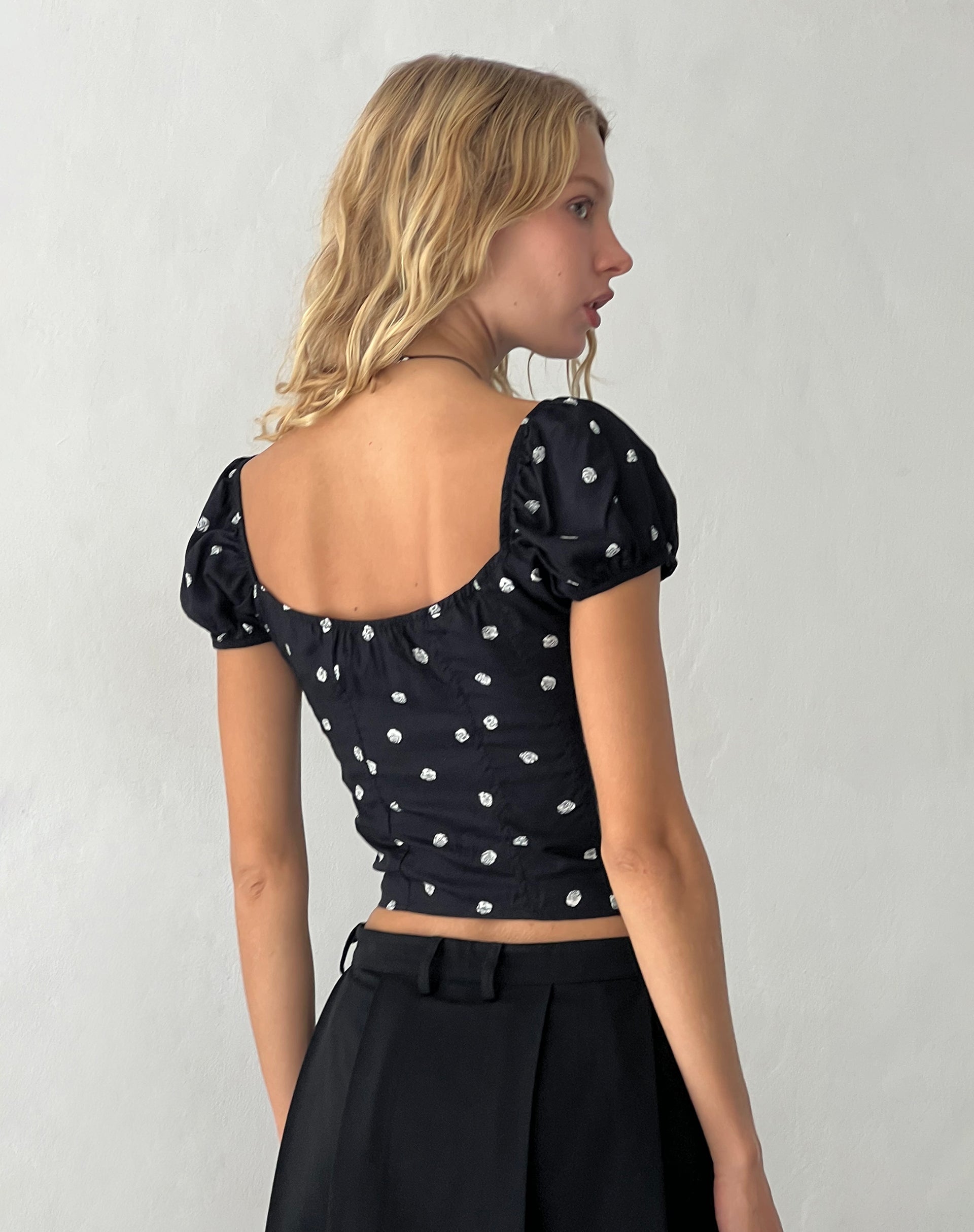 Imagen de Leify Sweetheart Top en Ditsy Rose Negro