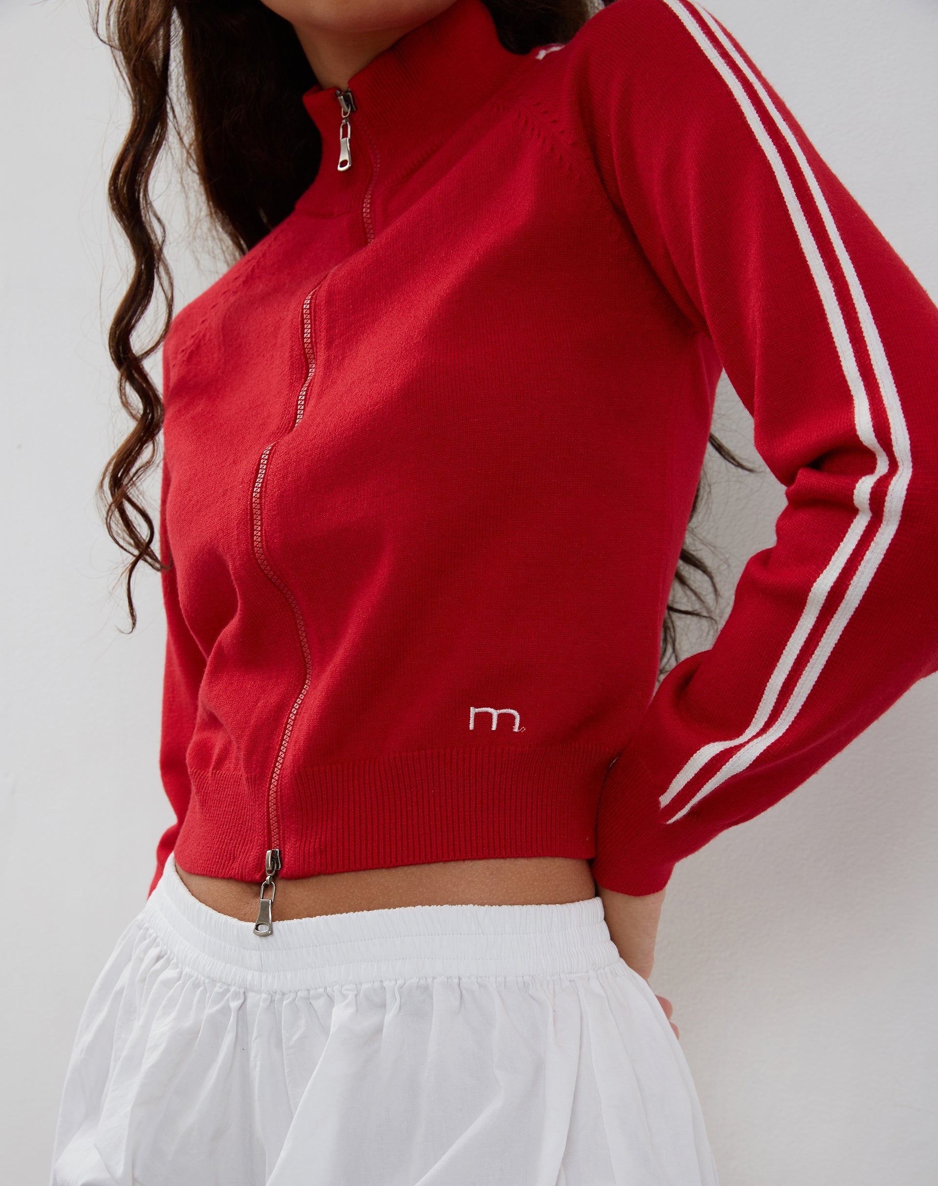 Imagen de la chaqueta Lennon Zip Up en rojo con rayas laterales blancas