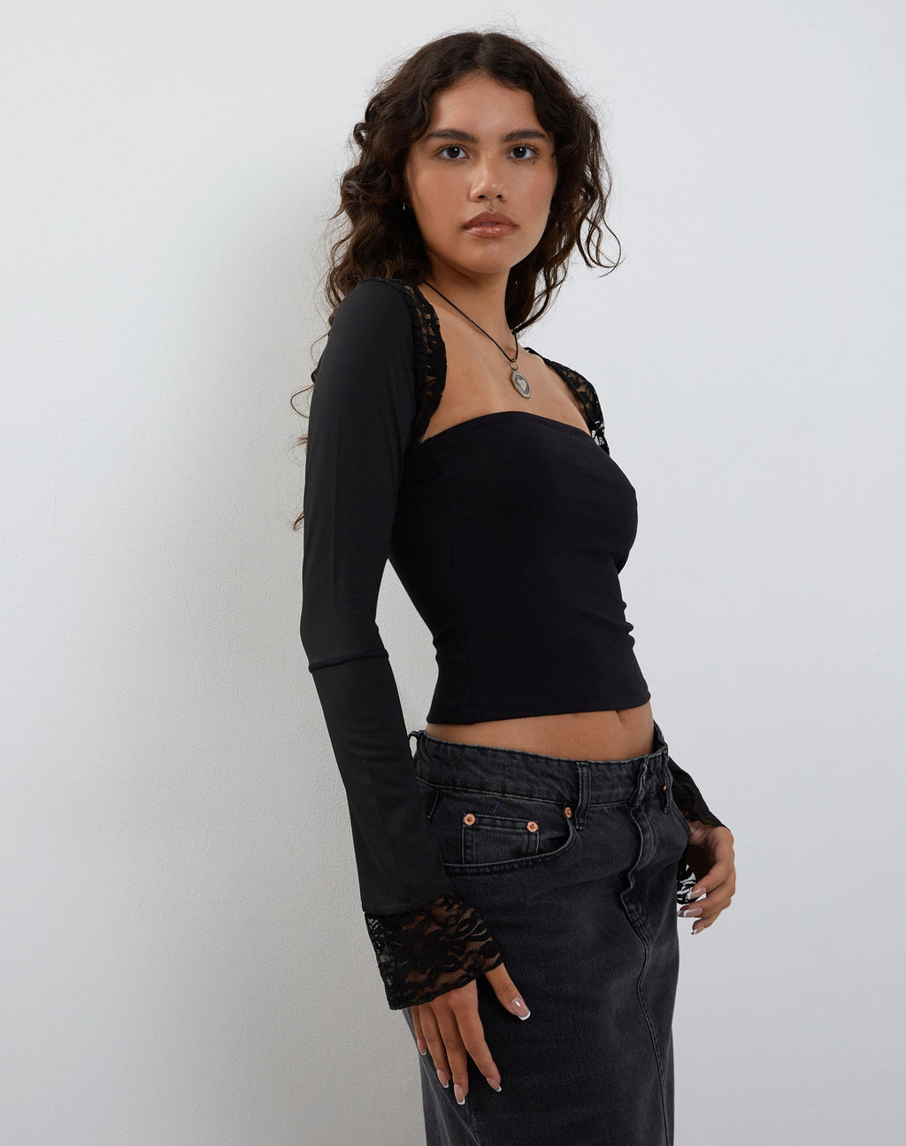 Lenny Lace Shrug Top en Slinky Black con ribete de encaje negro