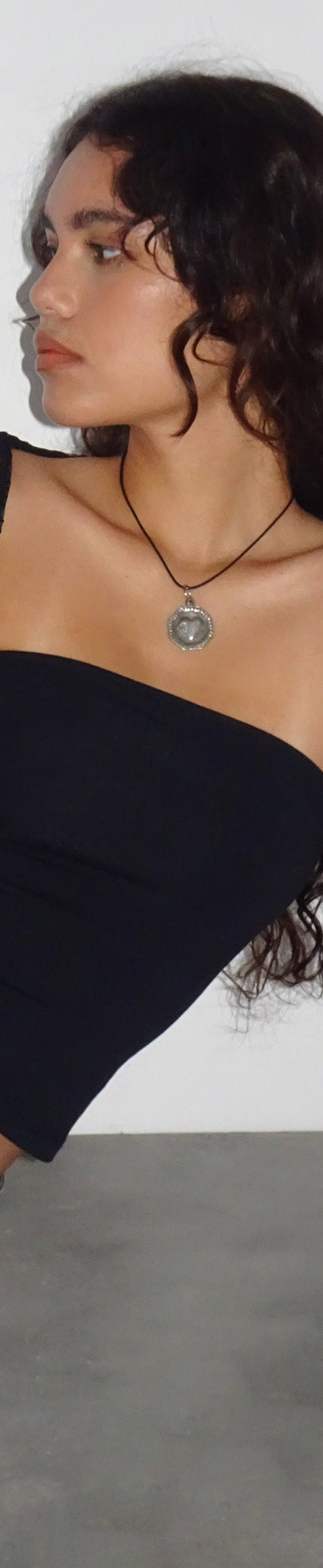 Imagen de Lenny Lace Shrug Top en Slinky Negro con ribete de encaje blanco