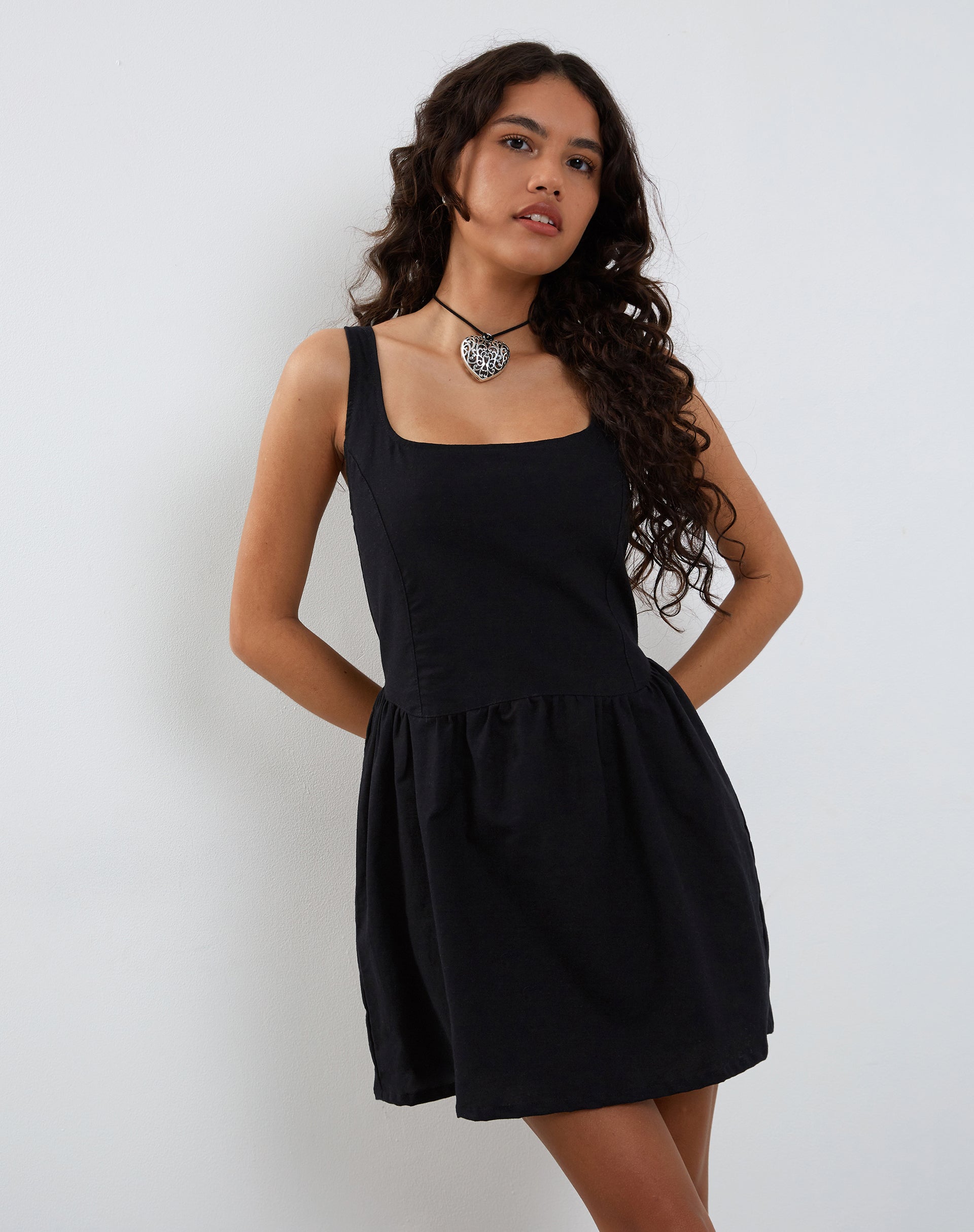 Imagen del minivestido Leshiel de popelina negra