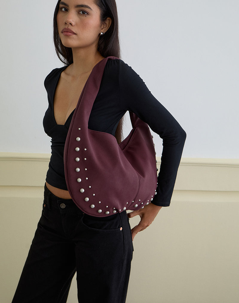 Imagen del bolso Slouch con tachuelas en burdeos