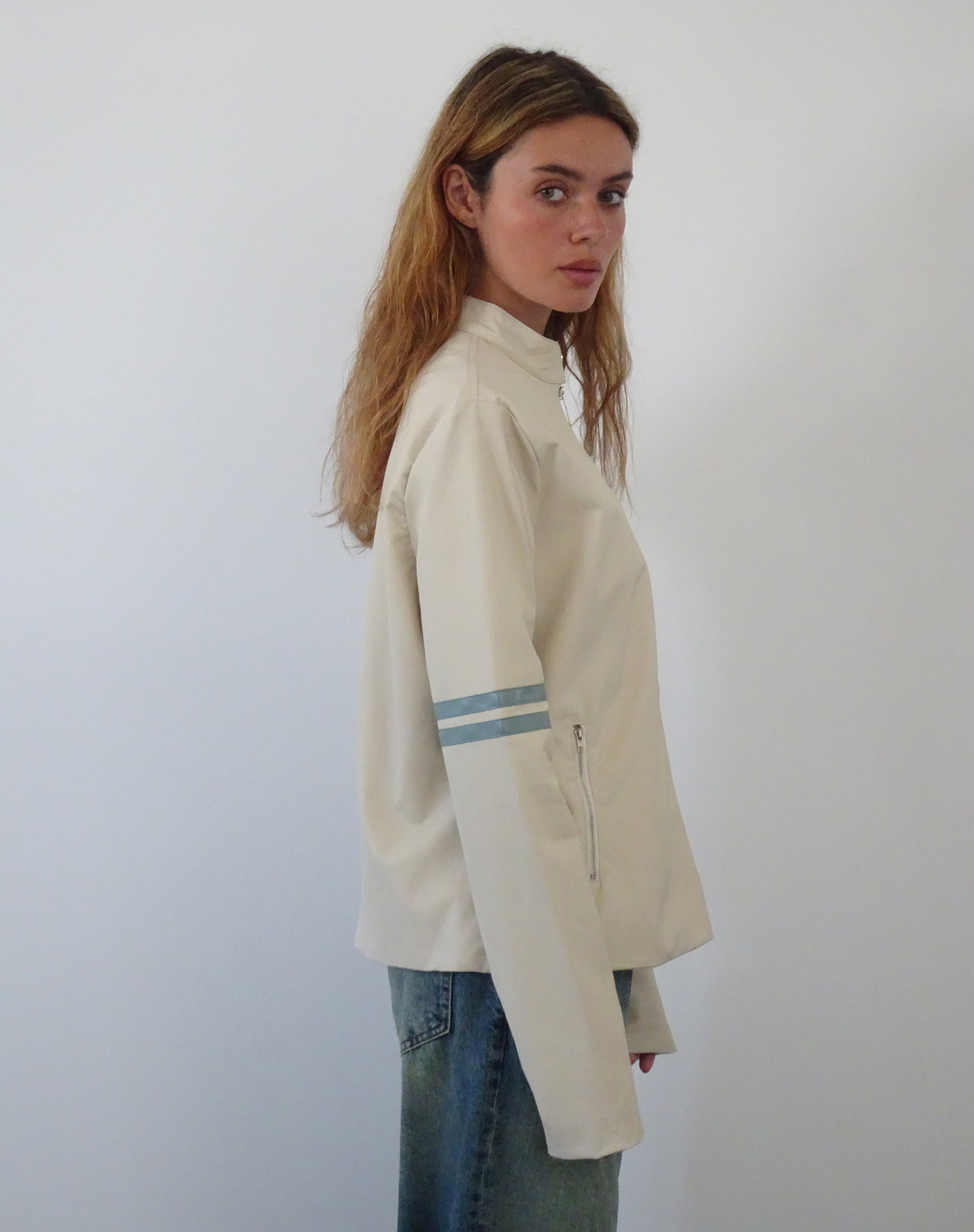 Imagen de la chaqueta Lewis de PU color crema con raya azul
