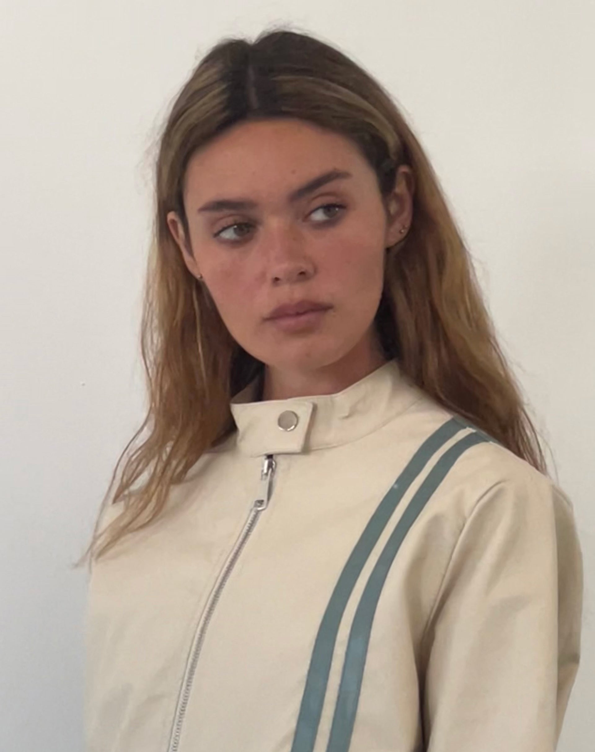 Imagen de la chaqueta Lewis de PU color crema con raya azul