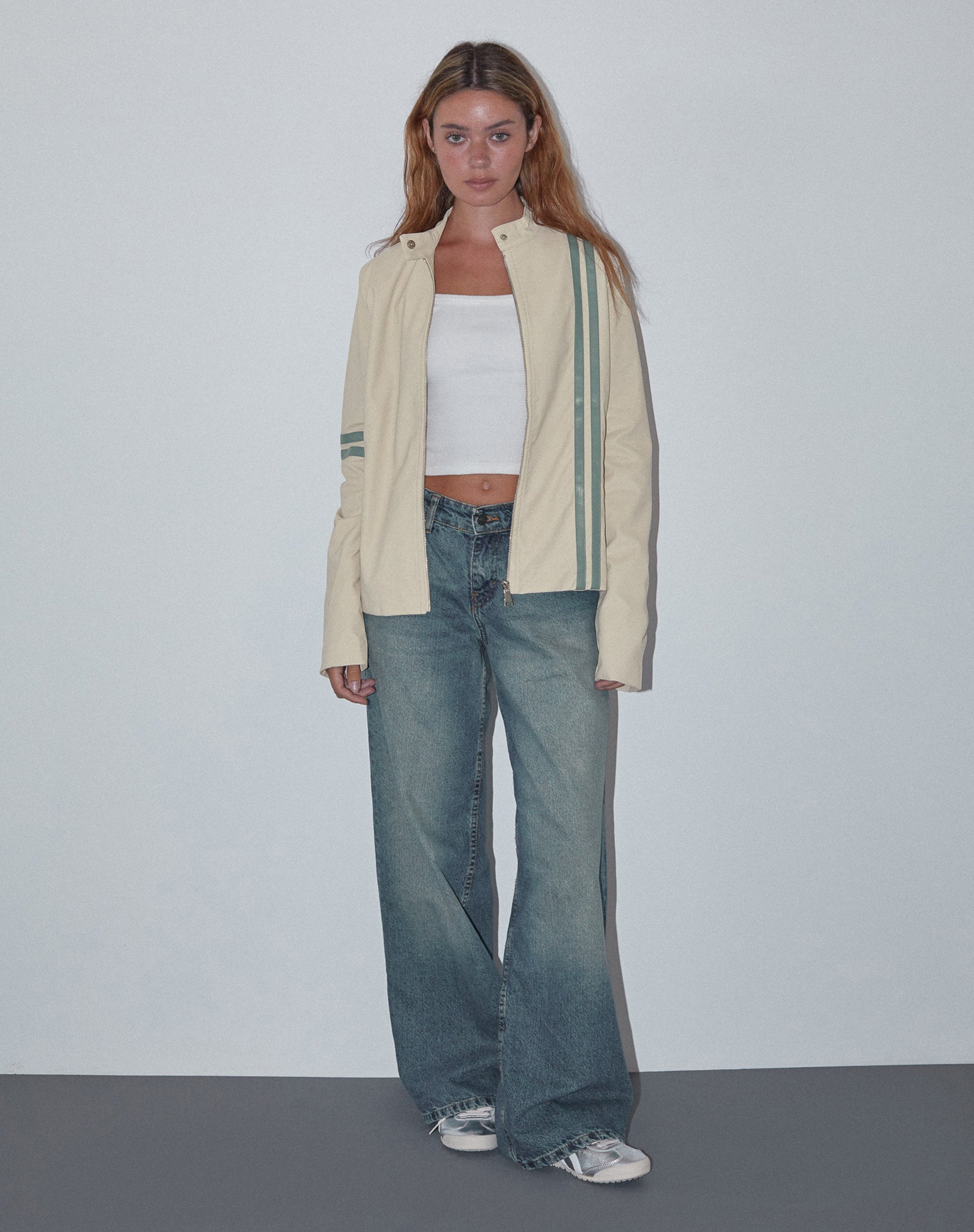 Imagen de la chaqueta Lewis de PU color crema con raya azul